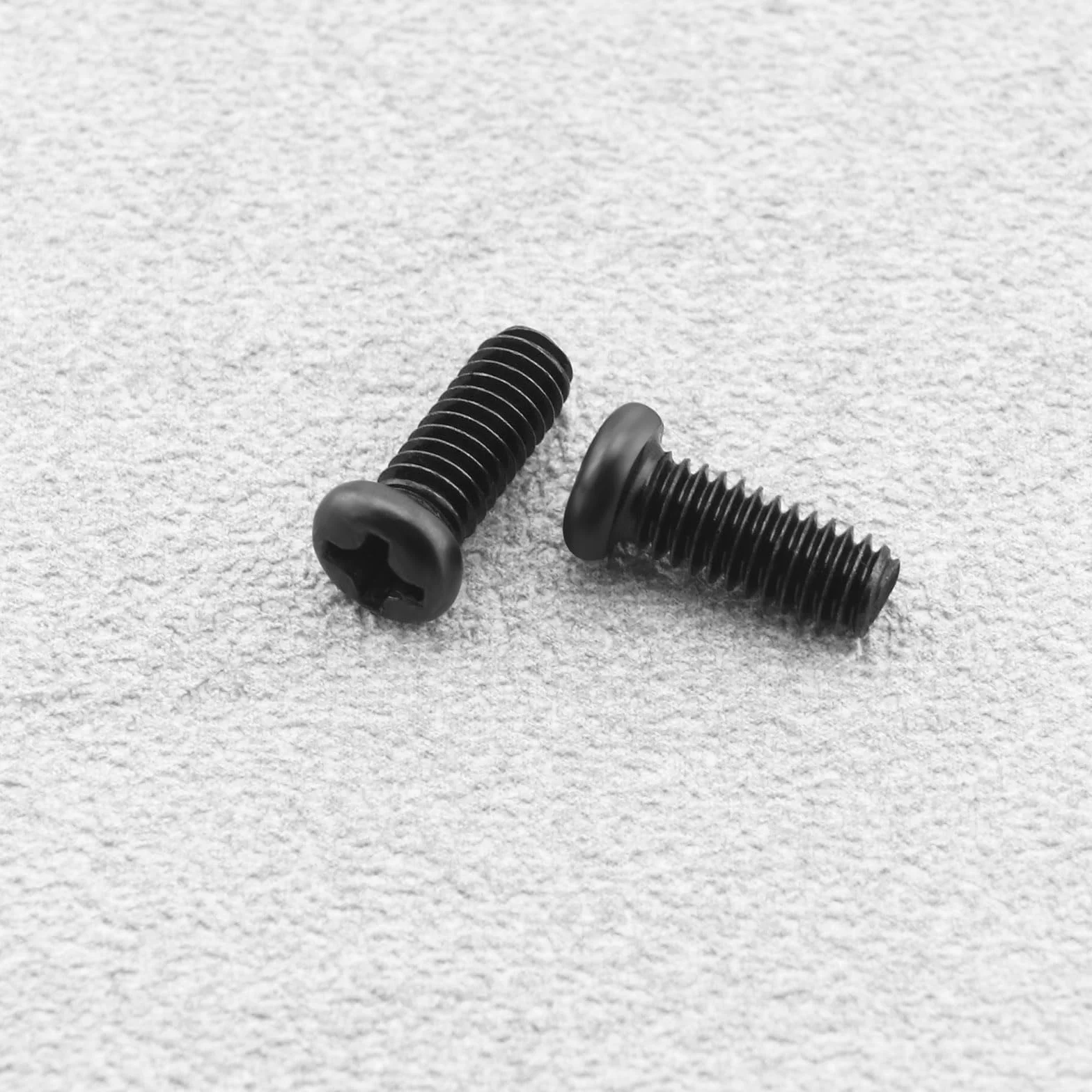 EMSea Śruby mocujące krzyżowe z okrągłym łbem M4 x 10 mm, czarna śruba mocująca krzyżowa z zębami maszynowymi do dzwonków wideo, urządzeń przemysłowych, instalacji ściennych