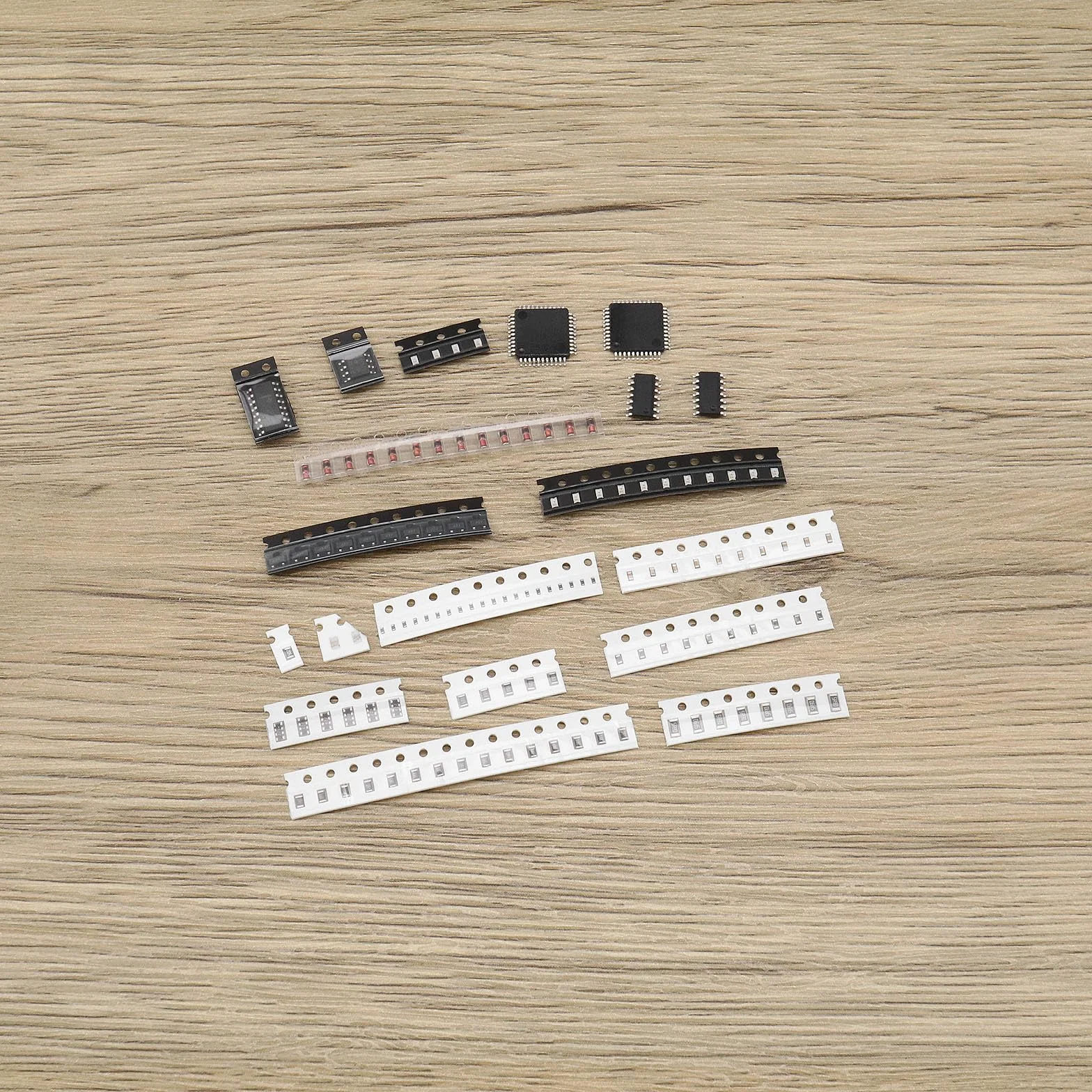 DIY SMD/SMT Components Practice Board zestaw treningowy do lutowania umiejętności CD4017 NE555 do dekoracji świątecznych dekoracji biurka