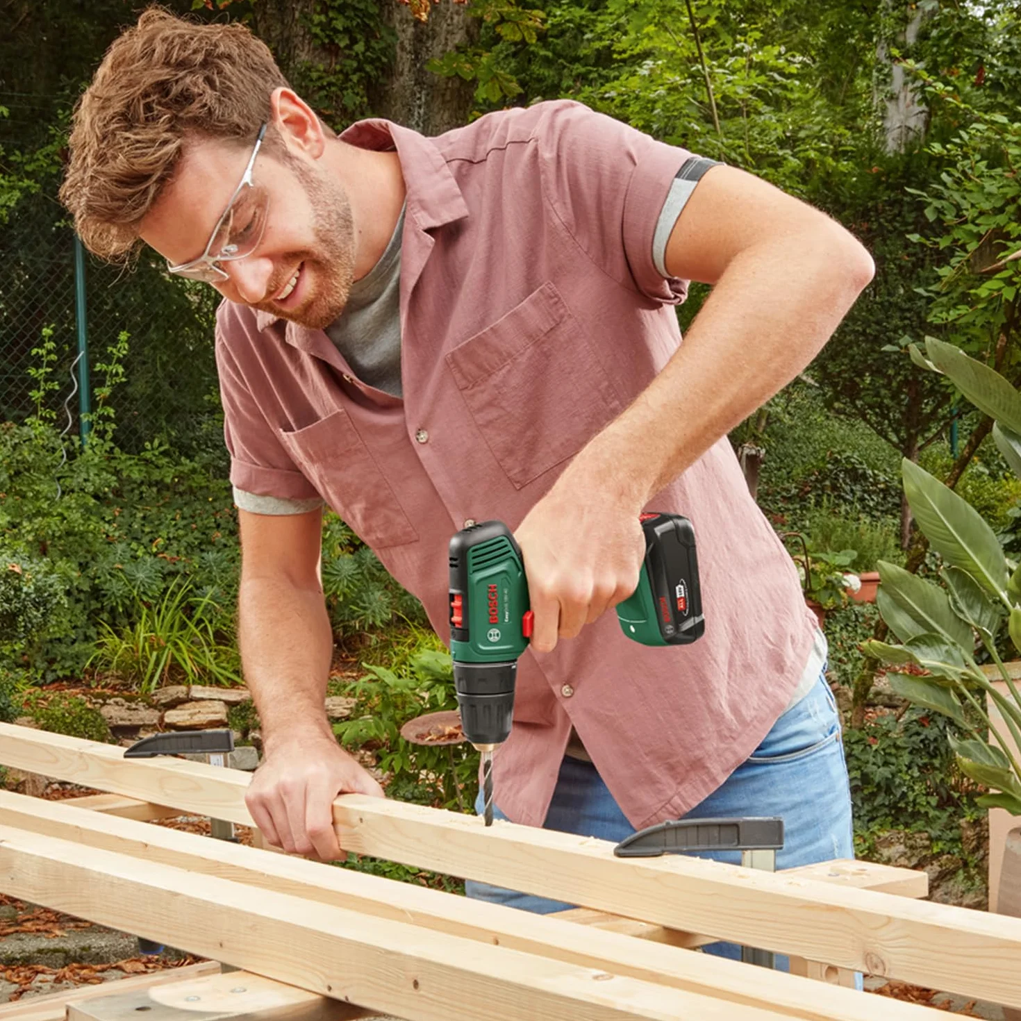 Bosch Home and Garden Wiertarka akumulatorowa EasyDrill 18V-40 (wkręcaniem wkrętów oraz wierceniem w drewnie, metalu i tworzywach sztucznych; 241 bitów; 1 akumulator 1,5 Ah; system 18V; SystemBox)