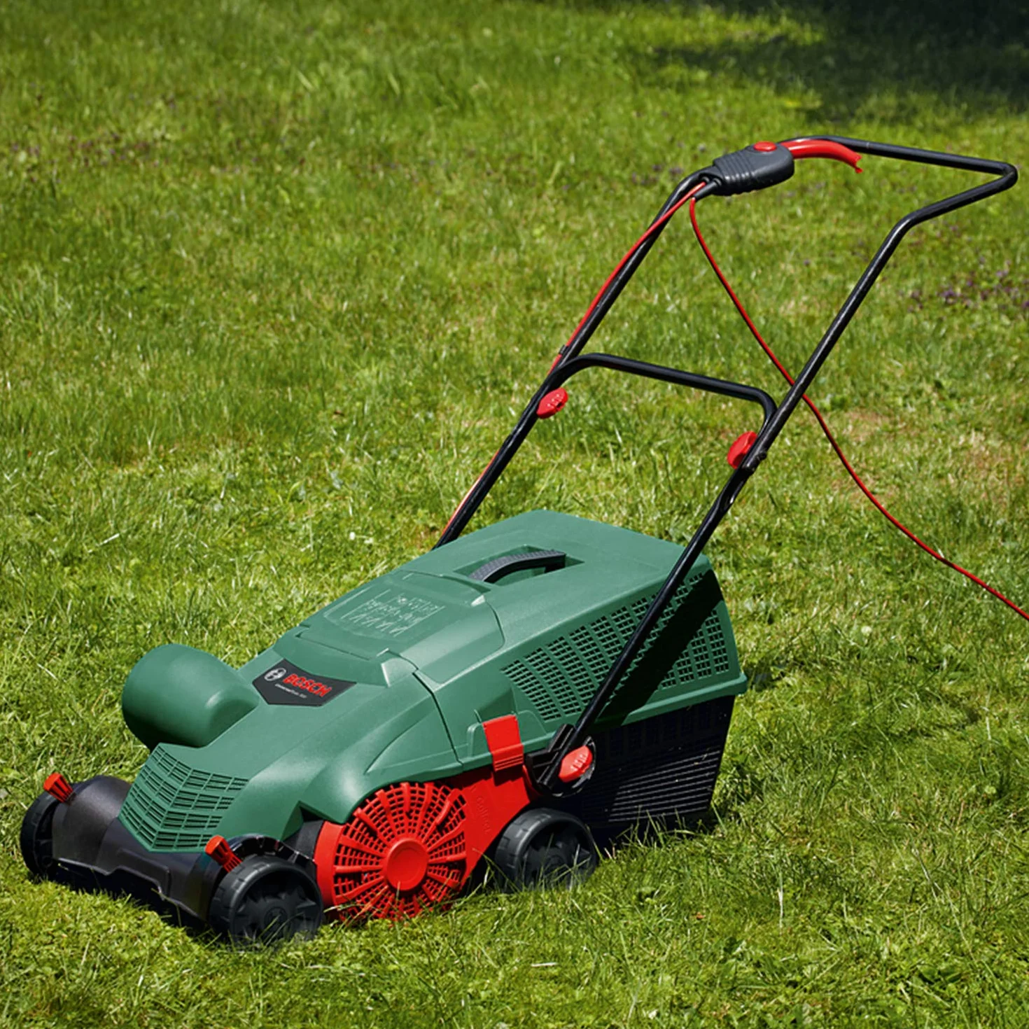 Bosch UniversalRake 900 elektryczny aerator do trawnika 900 W 32 cm 50 l