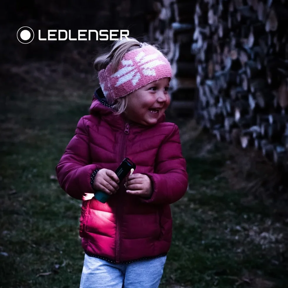 Ledlenser KidBEAM4 latarka dla dzieci, 4 kolory LED AAA latarka zasilana bateriami, lekka 72 g, z klipsem kieszonkowym, funkcja automatycznego wyłączania, doskonała do czytania, biwakowania i zabawy