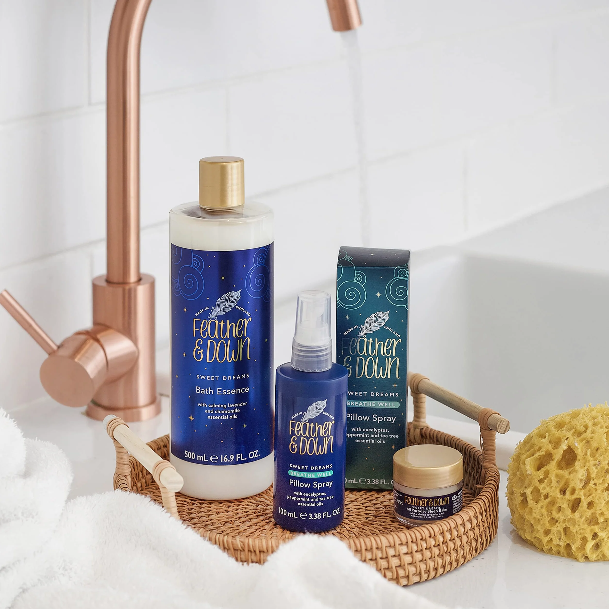 Feather & Down Esencja kąpielowa Sweet Dream (500 ml) – z uspokajającymi olejkami eterycznymi z lawendy i rumianku. Przyczynia się do przygotowania do spokojnego odpoczynku w nocy.