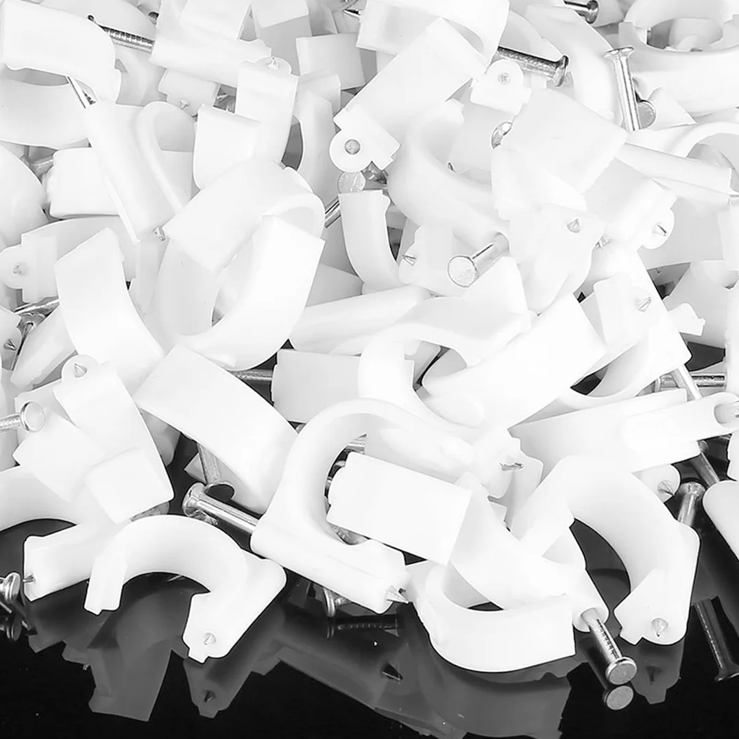 100 sztuk obejm kablowych obejm do paznokci z wtykanym obejmem do gwoździ w praktycznym zestawie do mocowania kabli i przewodów – w zestawie wstępnie zamontowane zaciski kablowe do gwoździ