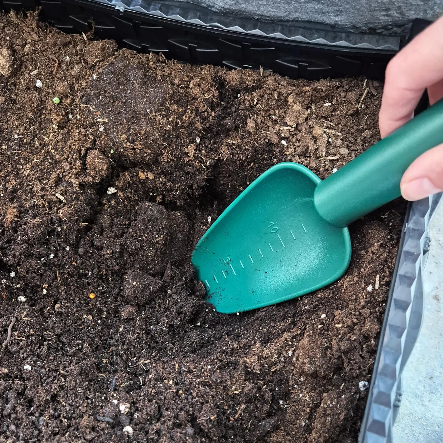 COM-FOUR® 4-czesciowy zestaw narzedzi ogrodowych wykonany z wytrzymalego tworzywa sztucznego - szeroka kielnia, waska kielnia, grabie reczne i kultywator do roslin i prac ogrodowych (4 czesci zielone)
