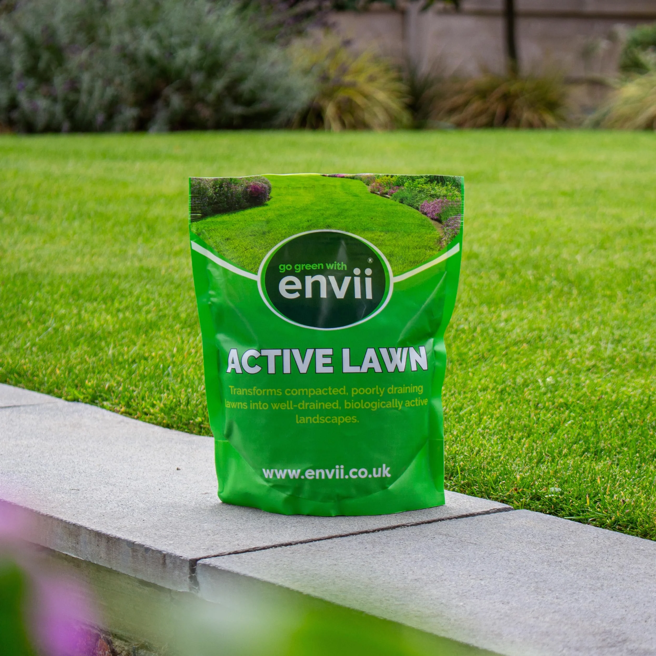 Envii Active Lawn – organiczny polepszacz gleby trawnikowej pomaga oderwać glinę i poprawia napowietrzanie – smakuje 40 m2