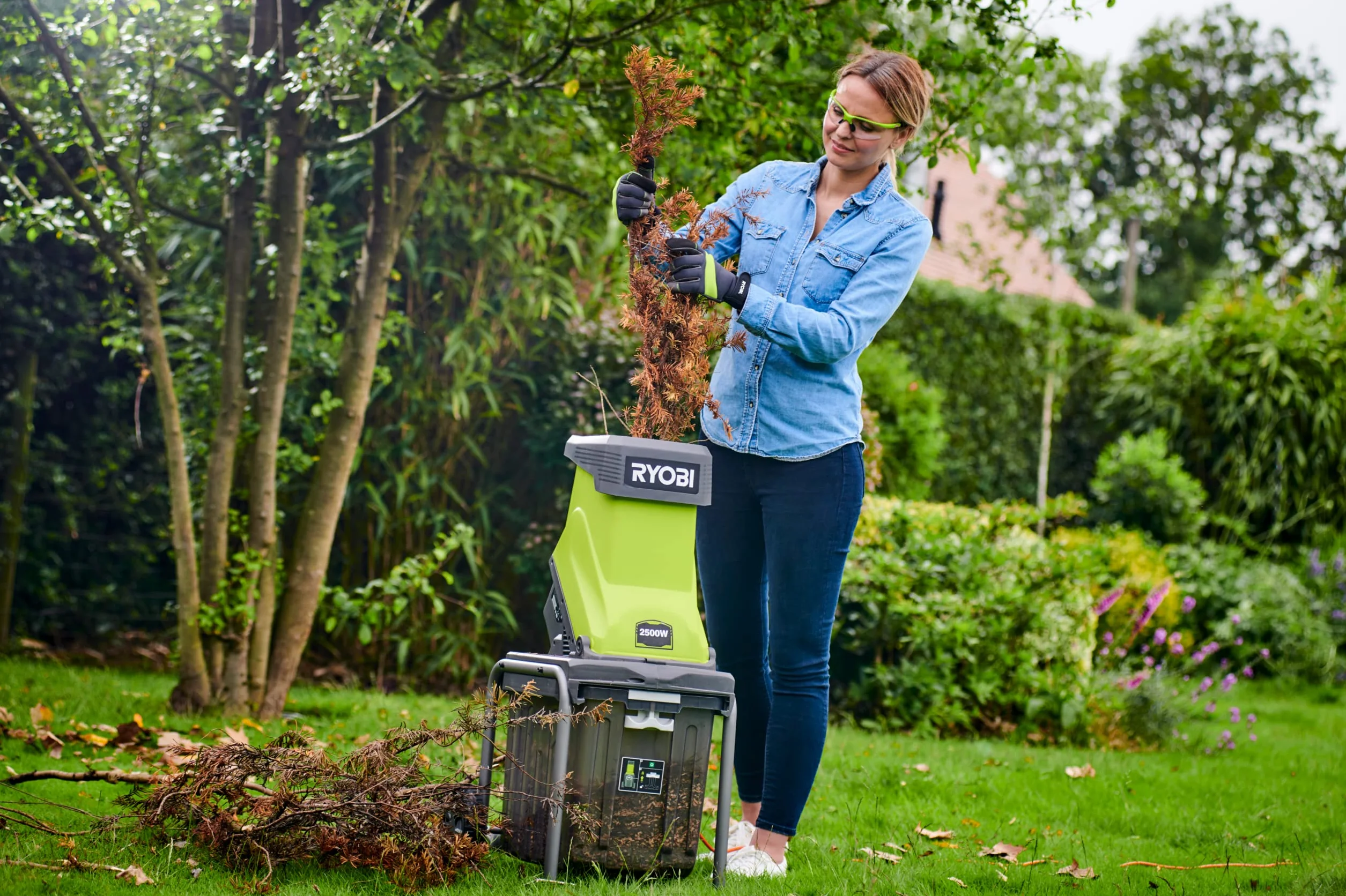 Ryobi Rozdrabniacz Do Gałęzi, RSH2545B, Moc Silnika 2500 W, Maksymalna Średnica Gałęzi 45 mm, Pojemnik do zbierania 40 L, w Zestawie Worek oraz Popychacz do Gałęzi