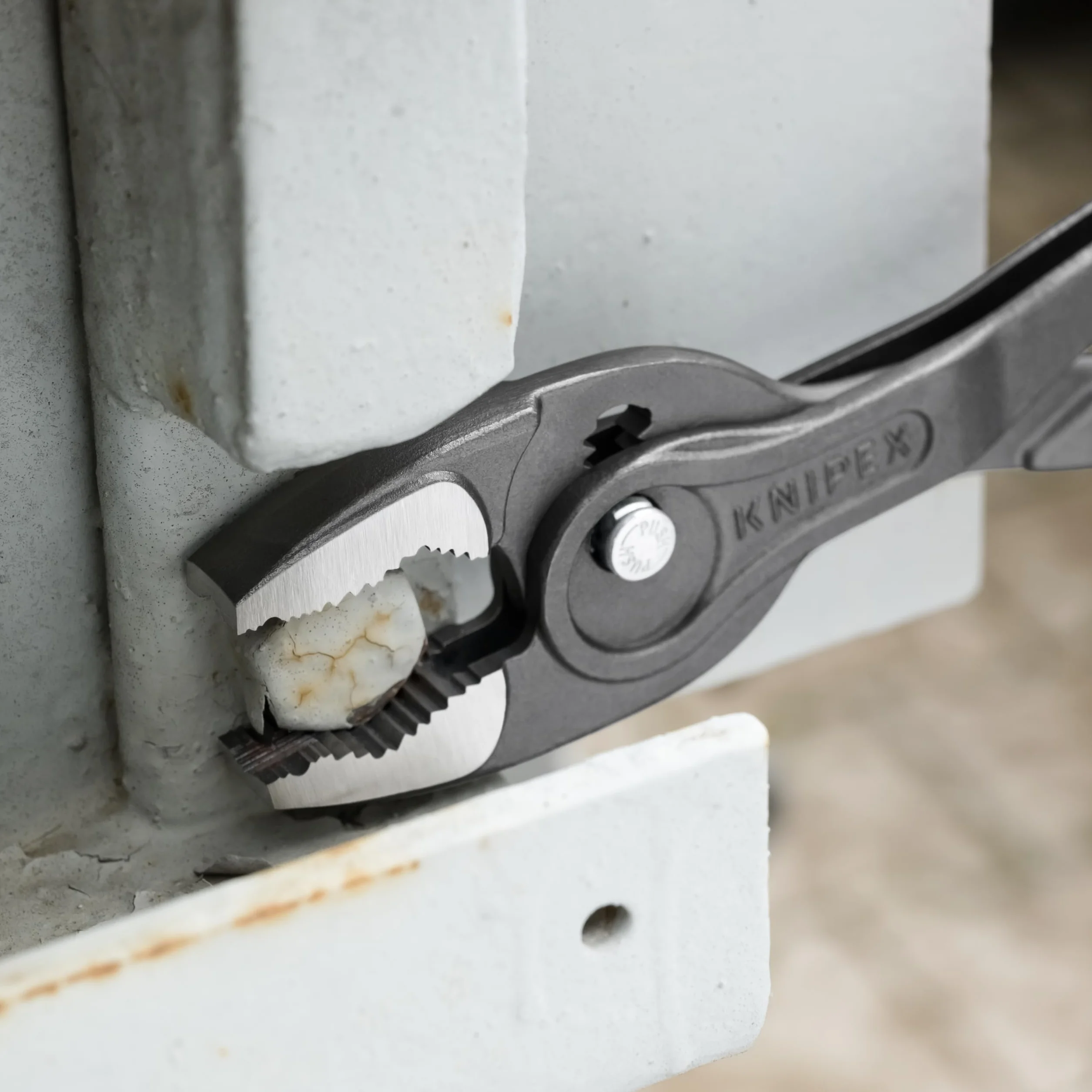 KNIPEX TwinGrip SZCZYPCE Z FUNKCJĄ CHWYTU OD CZOŁA I Z BOKU fosforanowana, szara pokryte antypoślizgowym tworzywem sztucznym 250 mm, 82 01 250