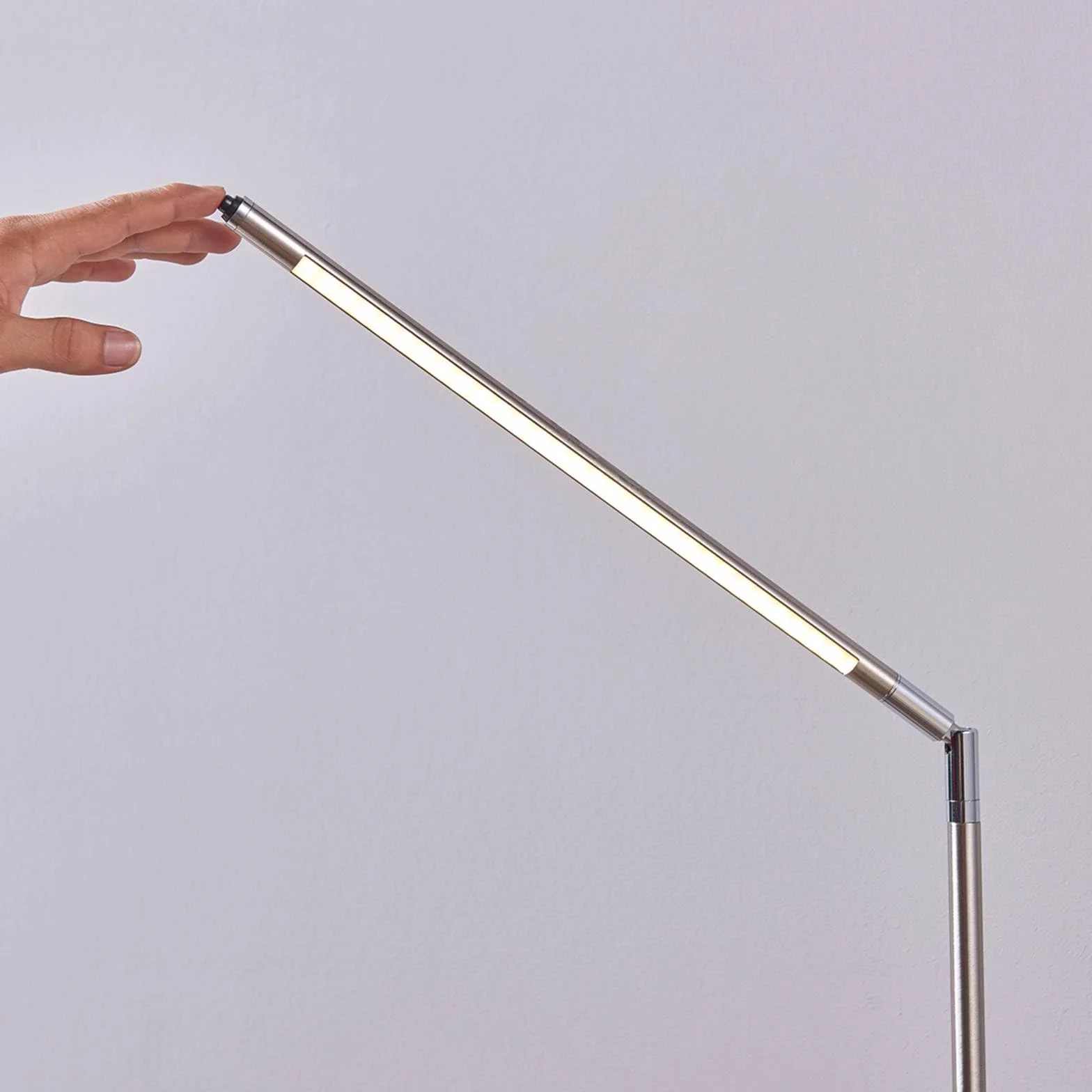 Lindby lampa podłogowa LED 'Jabbo', styl nowoczesny, m. in. do biura, kolor aluminiowy, szary, cynkowy, metal