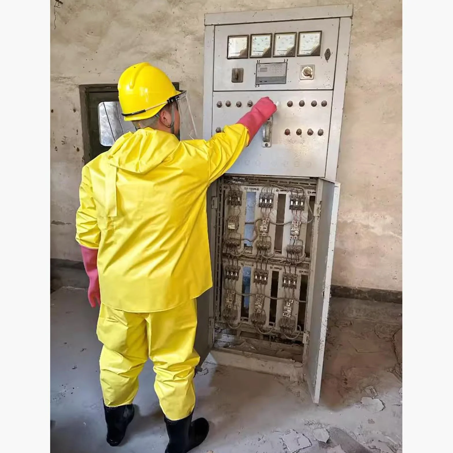 Izolowany kombinezon ochronny wysokiego napięcia z rękawiczkami i butami — osprzęt elektryczny od 1 KV do 35 KV do pracy przy liniach pod napięciem 1 zestaw(20 Kv)