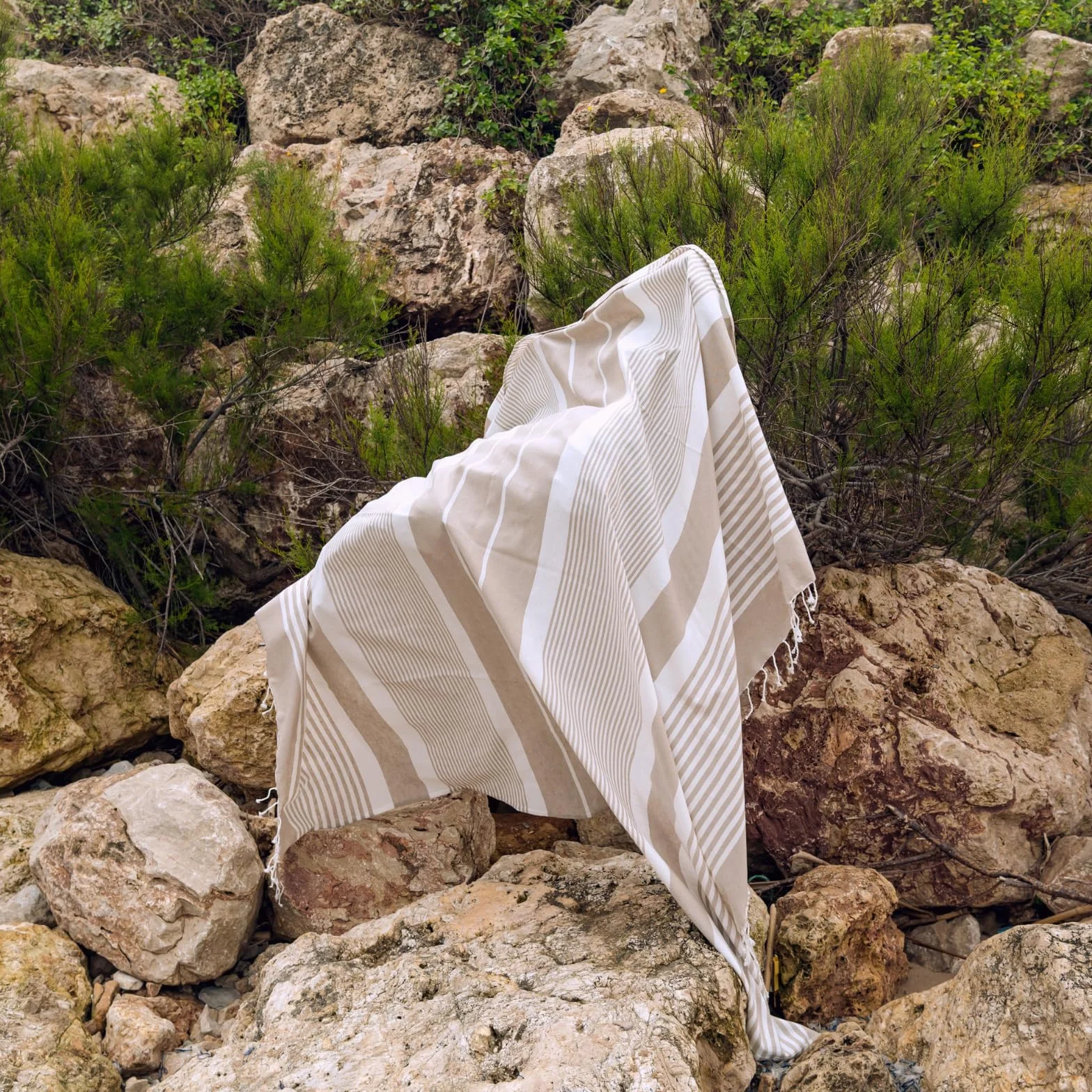 MOMOMUS Fouta XXL koc piknikowy składany boho 210 x 240 cm beżowy