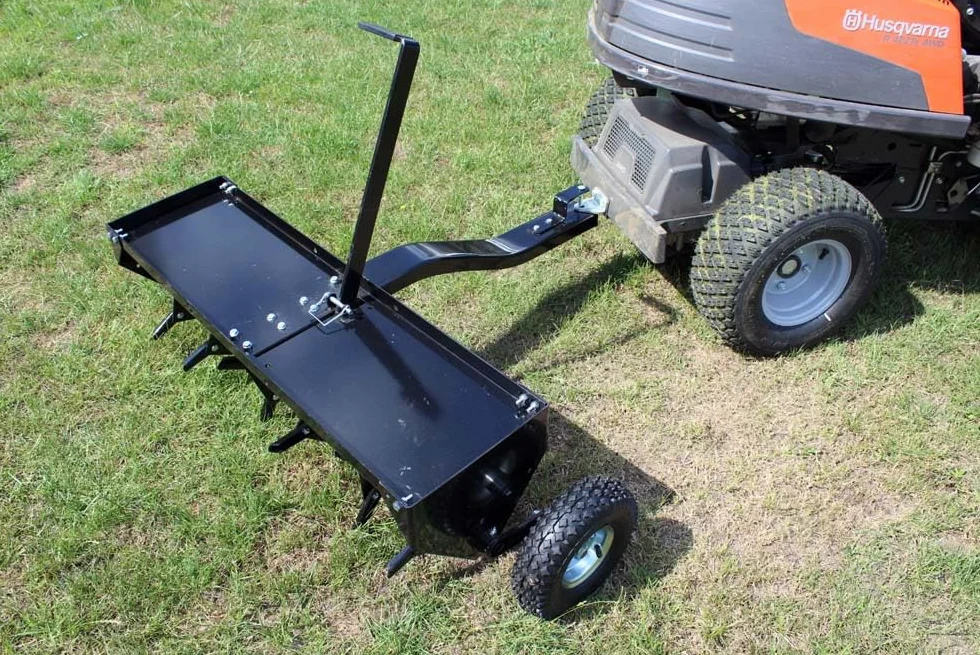 Wertykulator aerator trawnika do traktora-kosiarki z szerokością roboczą 102cm i głębokością pracy ok. 7,6cm