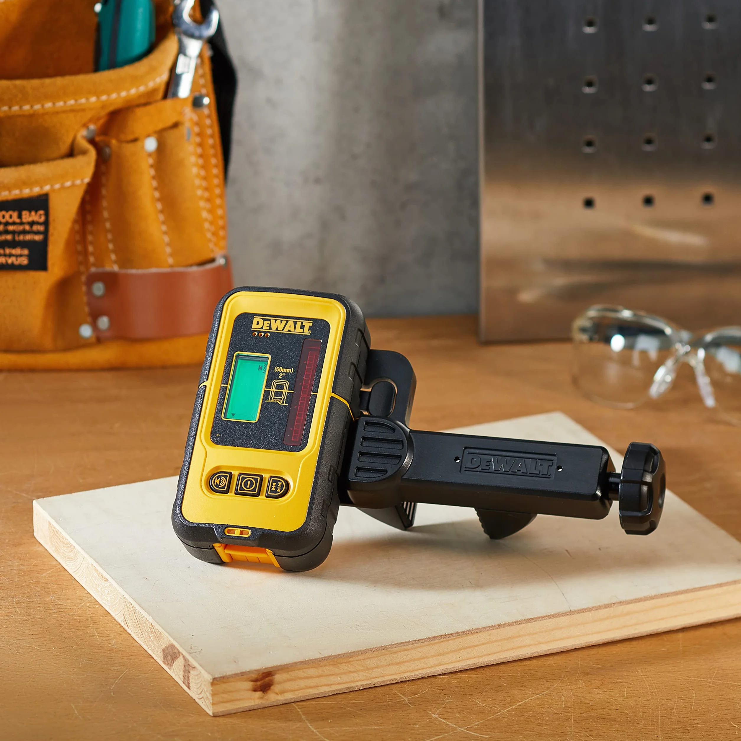 DEWALT Odbiornik do lasera liniowego z czerwoną linią DE0892 (do lokalizacji wychodzących promieni laserowych do 50 m, z sygnałem optycznym i akustycznym, zasilanie na baterię 9 V)