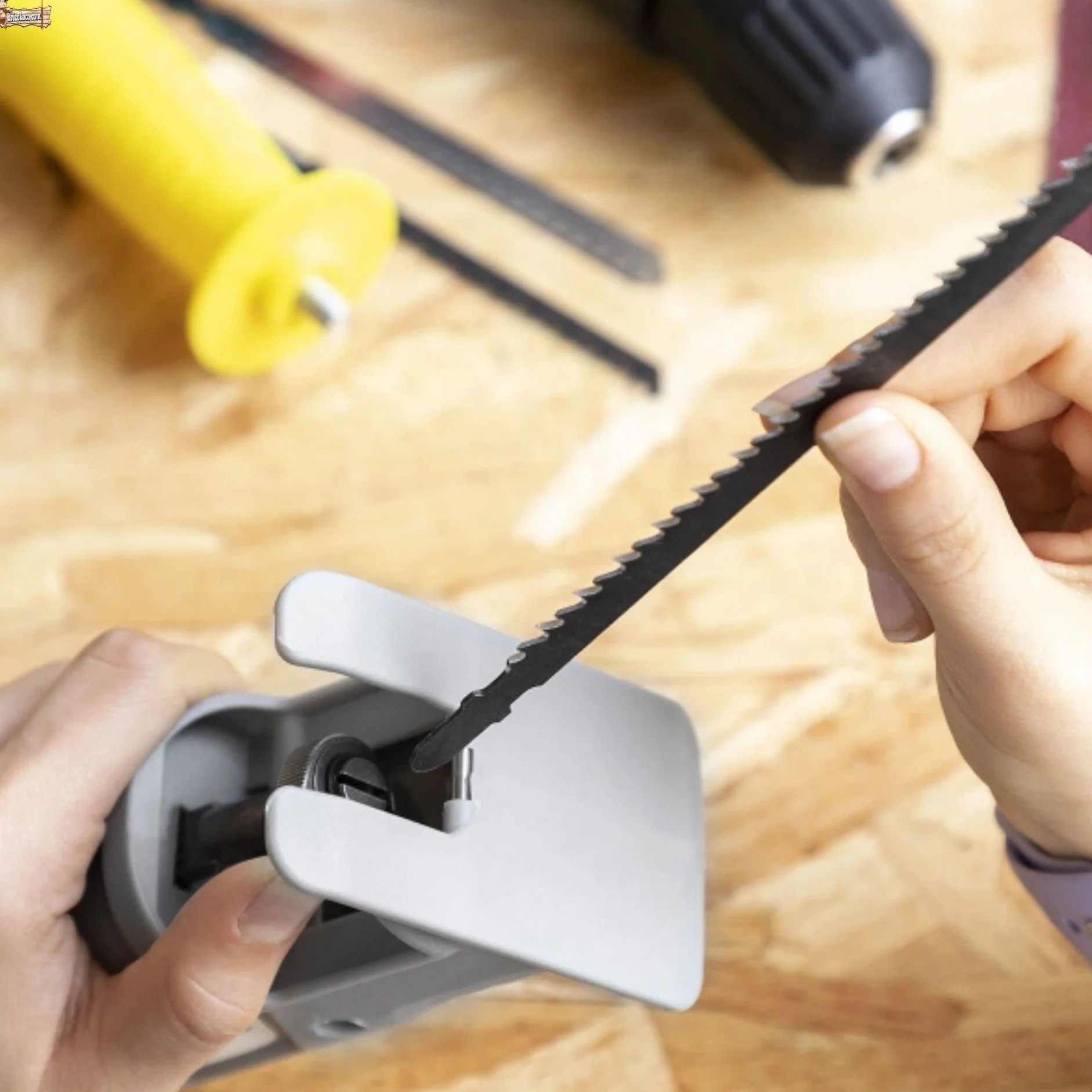 BricoLoco.com Akcesoria do wiertarki adapter wyrzynarki. Zamień wiertło w maszynkę. Zawiera trzy rodzaje arkuszy do PVC, metalu i drewna.