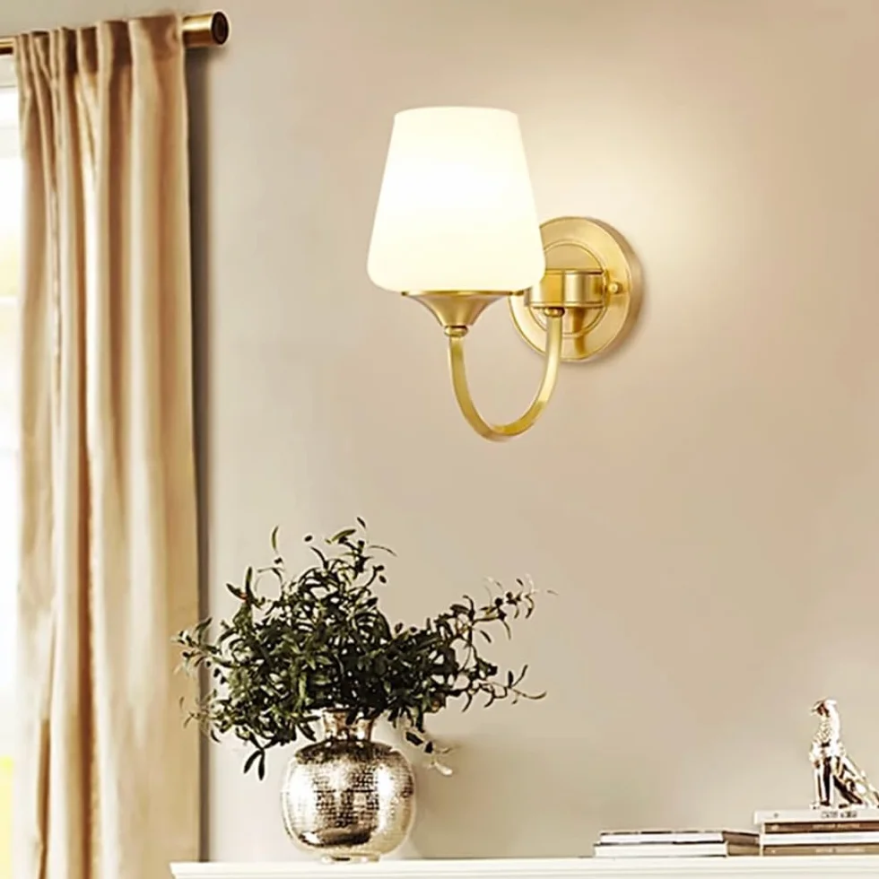 Nowoczesna lampa ścienna z mosiądzu, E27 złota oprawa ścienna do wnętrz, postmodernistyczna miedziana lampa ścienna z białym szklanym kloszem, lampa E27