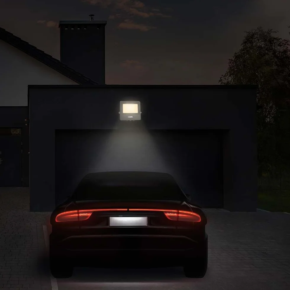 V-TAC Zewnętrzny reflektor LED z chipem Samsung 50 W, wodoodporny czujnik PIR w kolorze białym, zimne białe światło