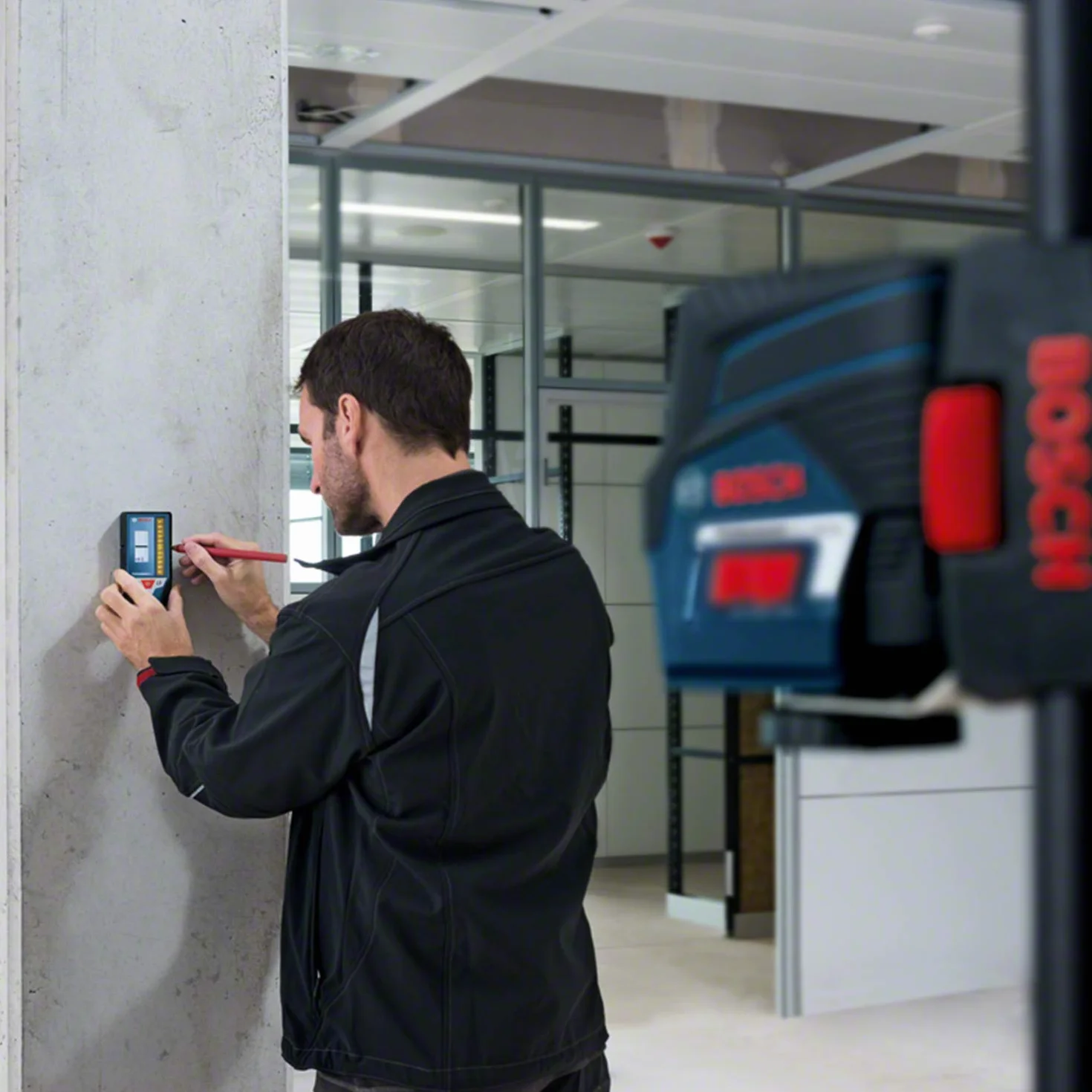 Bosch Professional Odbiornik laserowy LR 7 (czerwona i zielona wiązka, 2 baterie 1,5 V AAA, zakres pracy: 5–50 m, pokrowiec)
