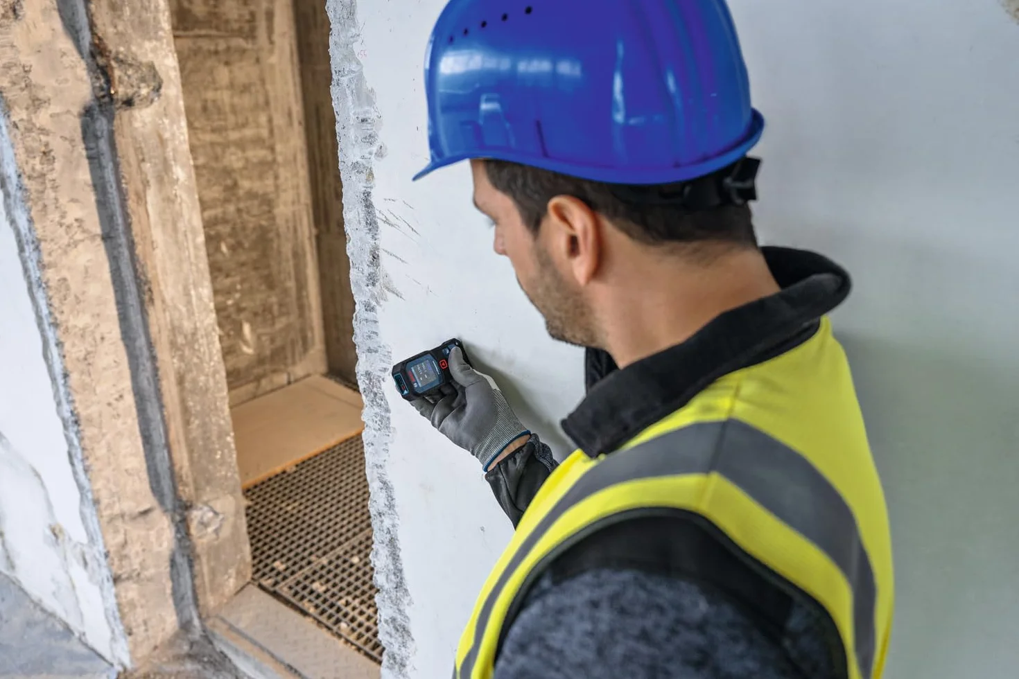 Bosch Professional Dalmierz laserowy GLM 40-31 (certyfikat IP65, obudowa amortyzująca wstrząsy, automatyczne obliczenia długości/powierzchni/kubatury, kompatybilność z akumulatorem Li-ion)