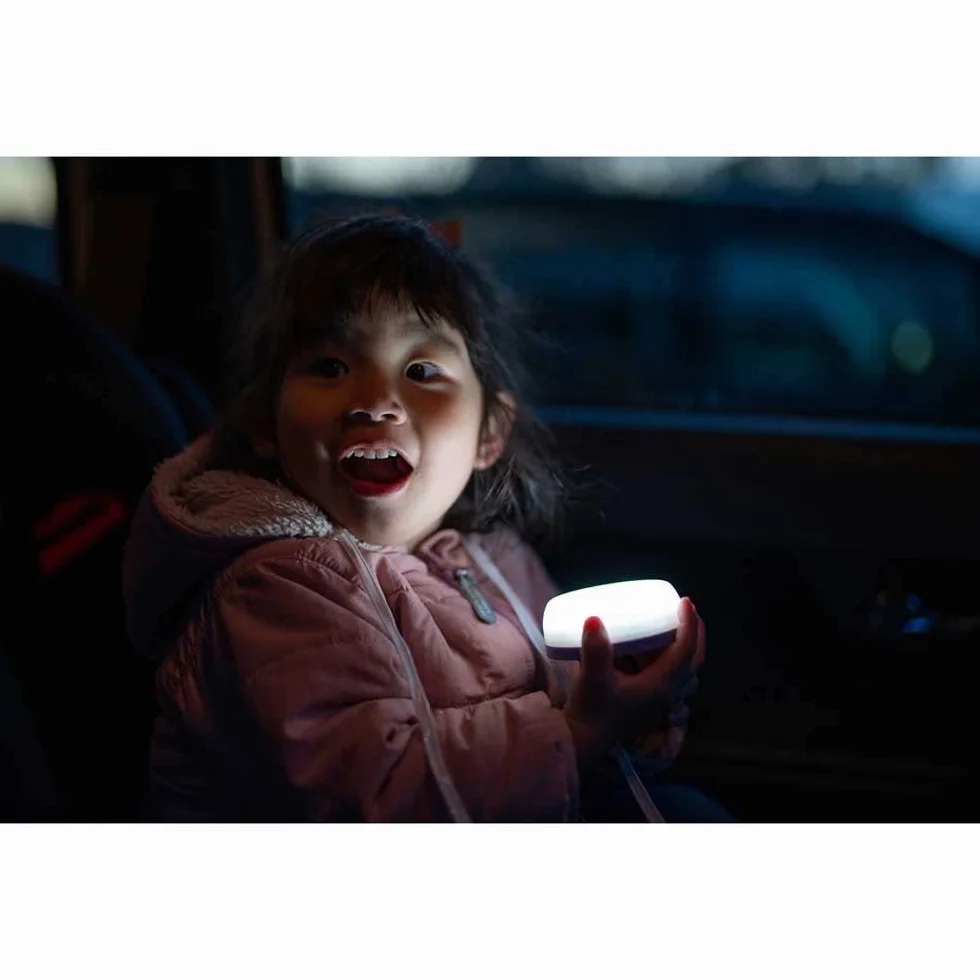 Ledlenser KIDCAMP6, bezpieczna i wytrzymała latarnia LED dla dzieci, zmniejszony efekt oślepiania dla oczu, automatyczne wyłączanie, nastrojowe światło, tryb migania na imprezę (liliowa)