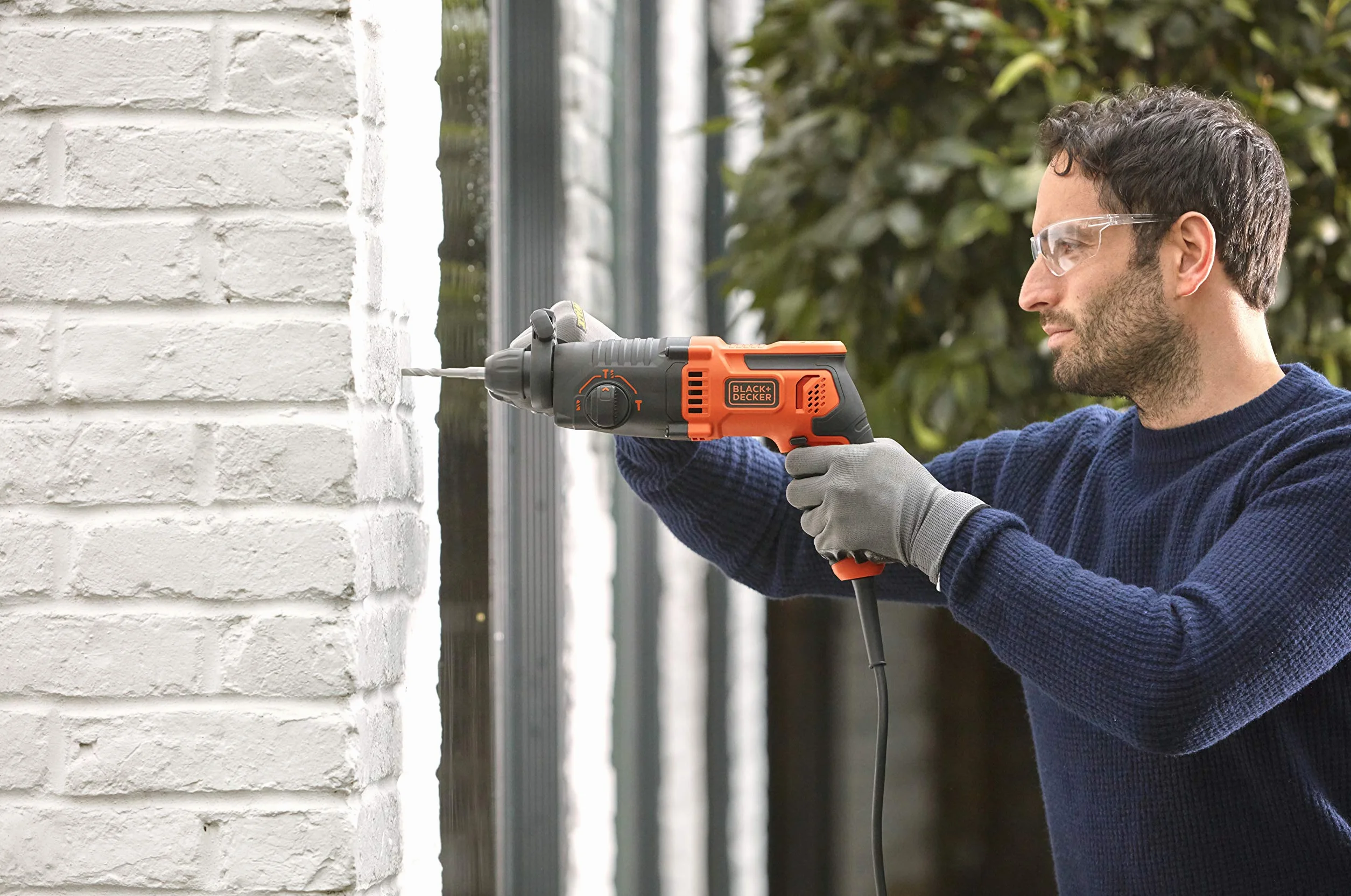 Black+Decker SDS-plus młot kombi BEHS01 (650 W, 1,4 J, do efektywnego wiercenia, udaru i lekkich prac dłutujących, w zestawie 2 wiertła SDS-plus, uchwyt wiertarski na koło zębate, adapter)
