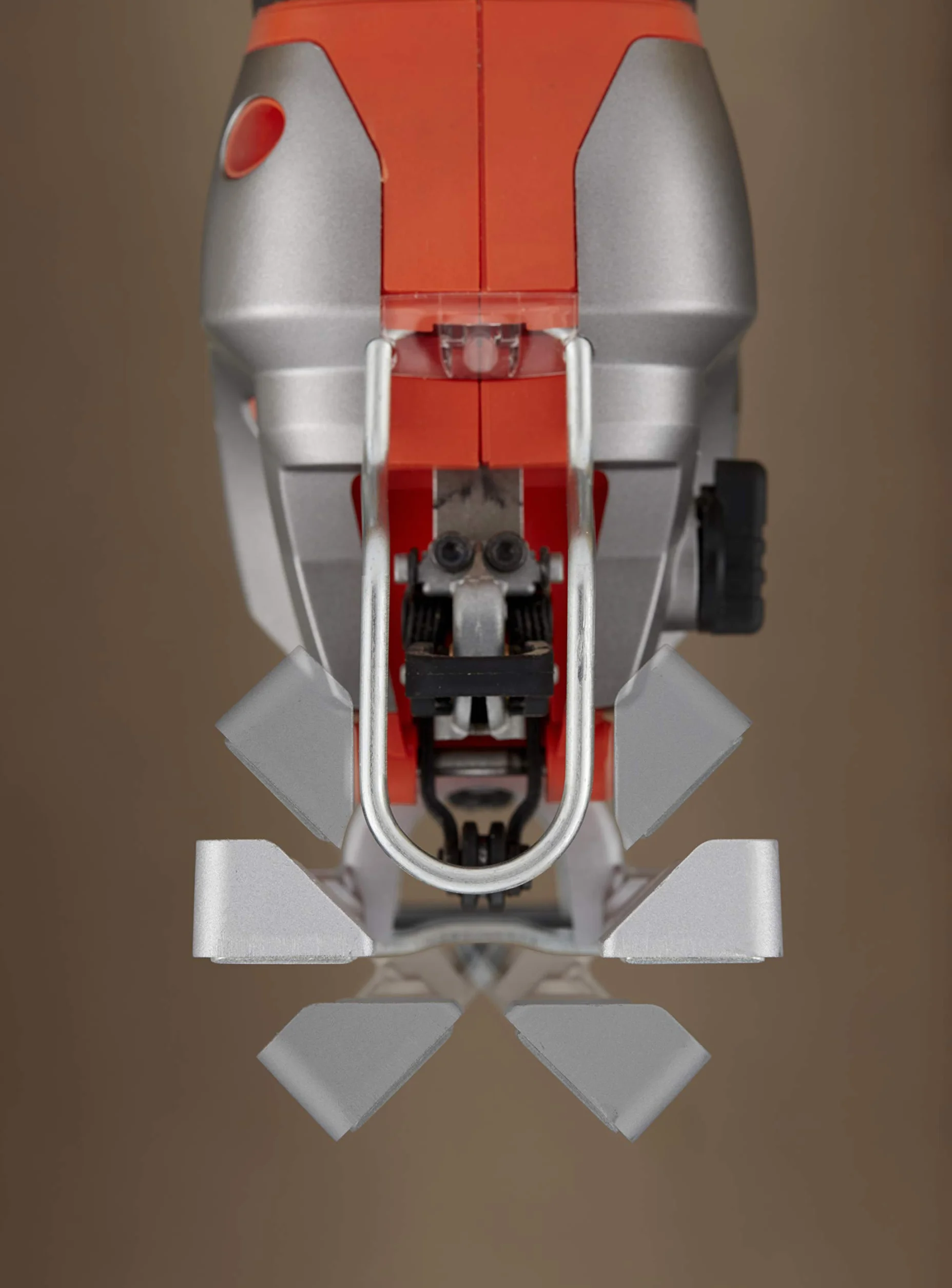Black + Decker Elektroniczna wyrzynarka wahadłowa (650 W, 3 poziomy skoku, zmienna liczba skoków, głowica piły z odlewu ciśnieniowego, urządzenie do odsysania pyłu, do cięcia prostych, krzywych i skośnych) Bes610