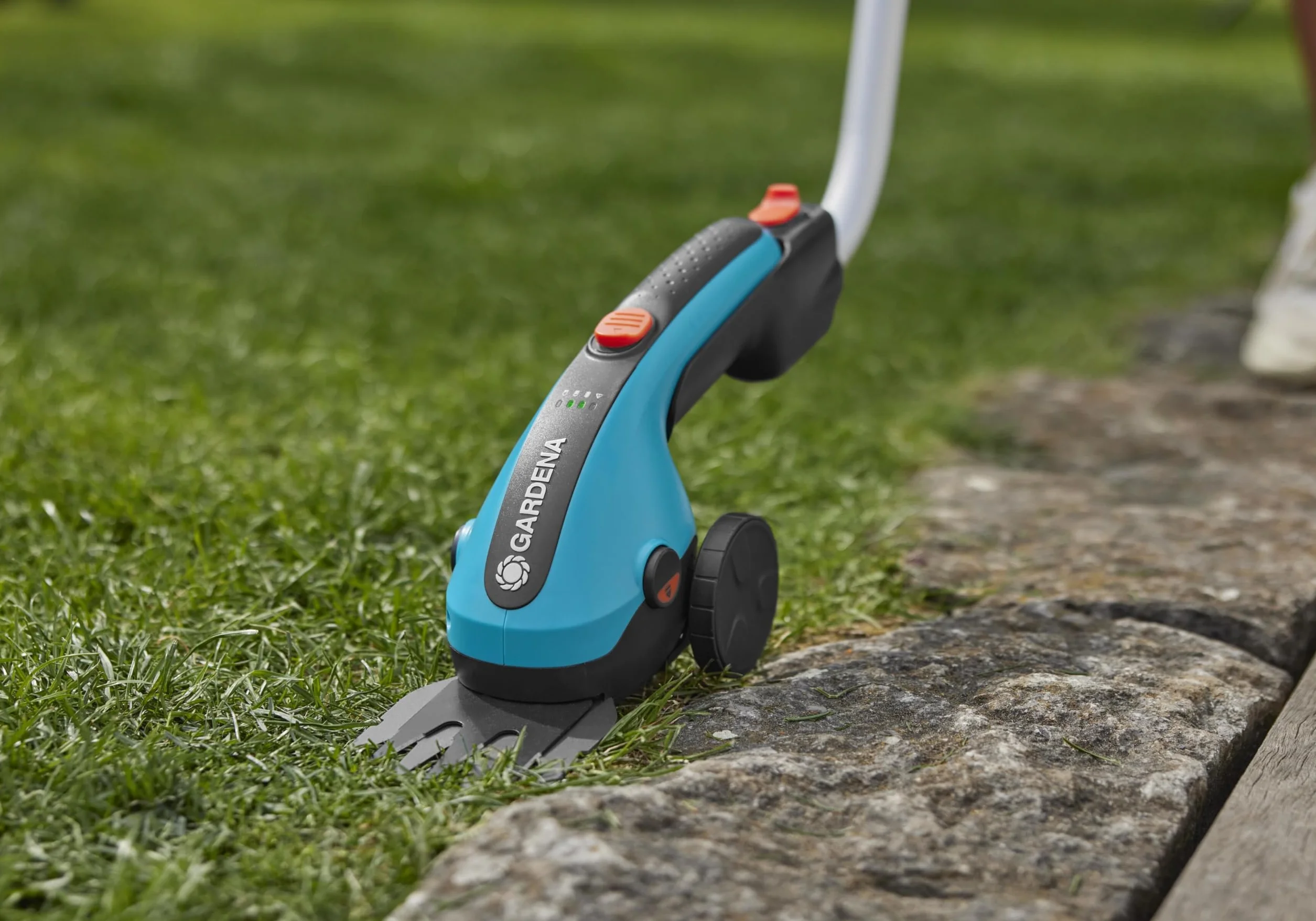 Gardena zestaw akumulatorowych nożyc do trawy ClassicCut Li: Nożyce do kraw. trawników z szer. cięcia 8 cm i telesk. drążkiem z kółkami, uchwyt ze wskaź. ład. LED, zmiana noży b. narz. (9886-20)