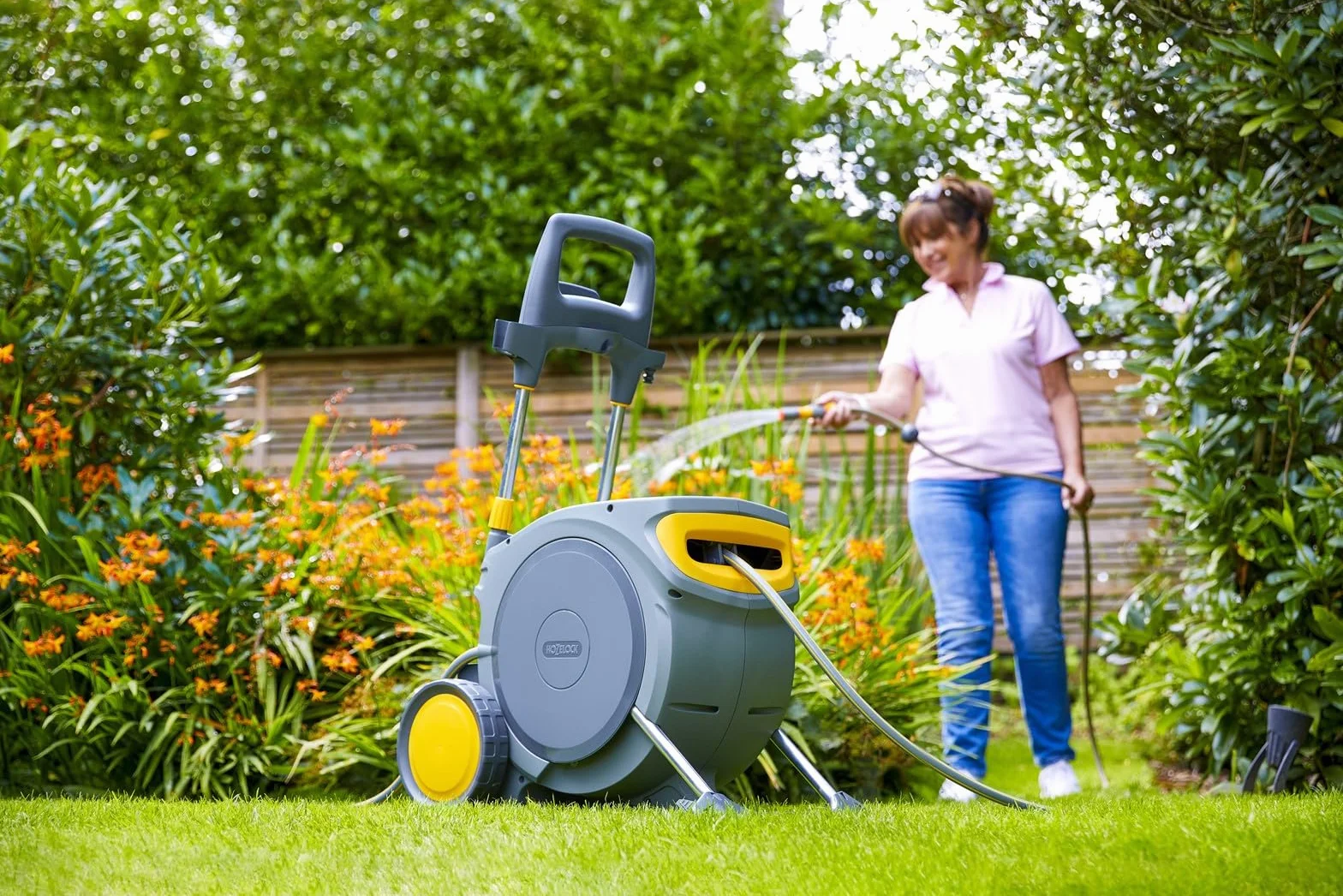 Wózek Hozelock Pro | Auto Reel Mobile | W zestawie: wąż ogrodowy 35 m, dysza 3 w 1, zestaw złączy i złączek | Automatyczne nawijanie i nakładanie | Doskonała mobilność