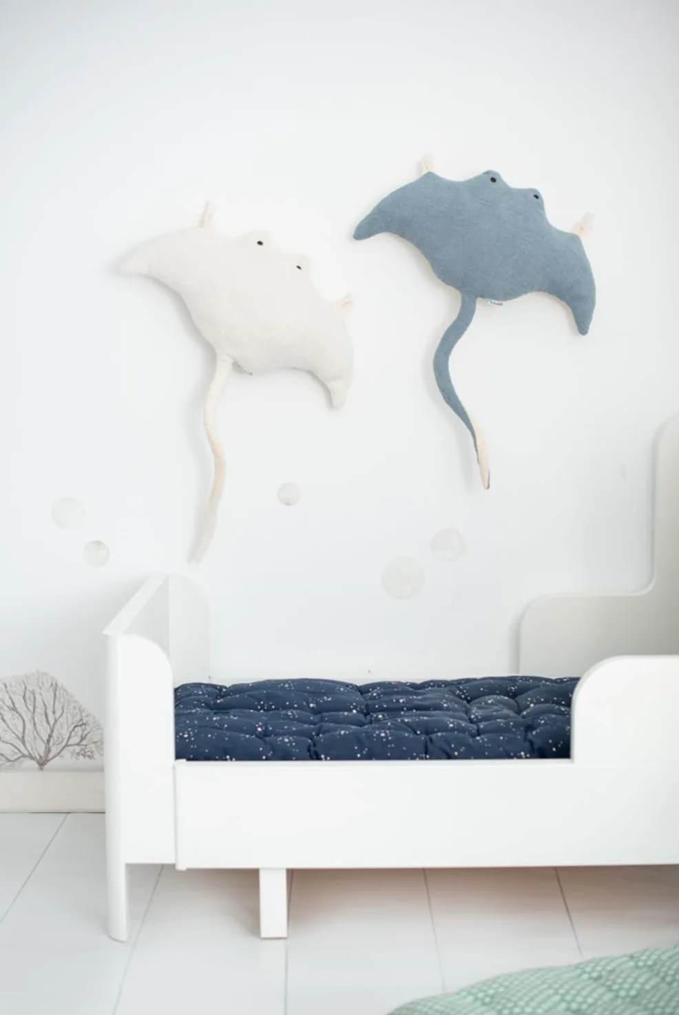 Zestaw 2 pluszowych pluszaków dla dzieci z formado do mantarraya azul claro y mantarraya blanco