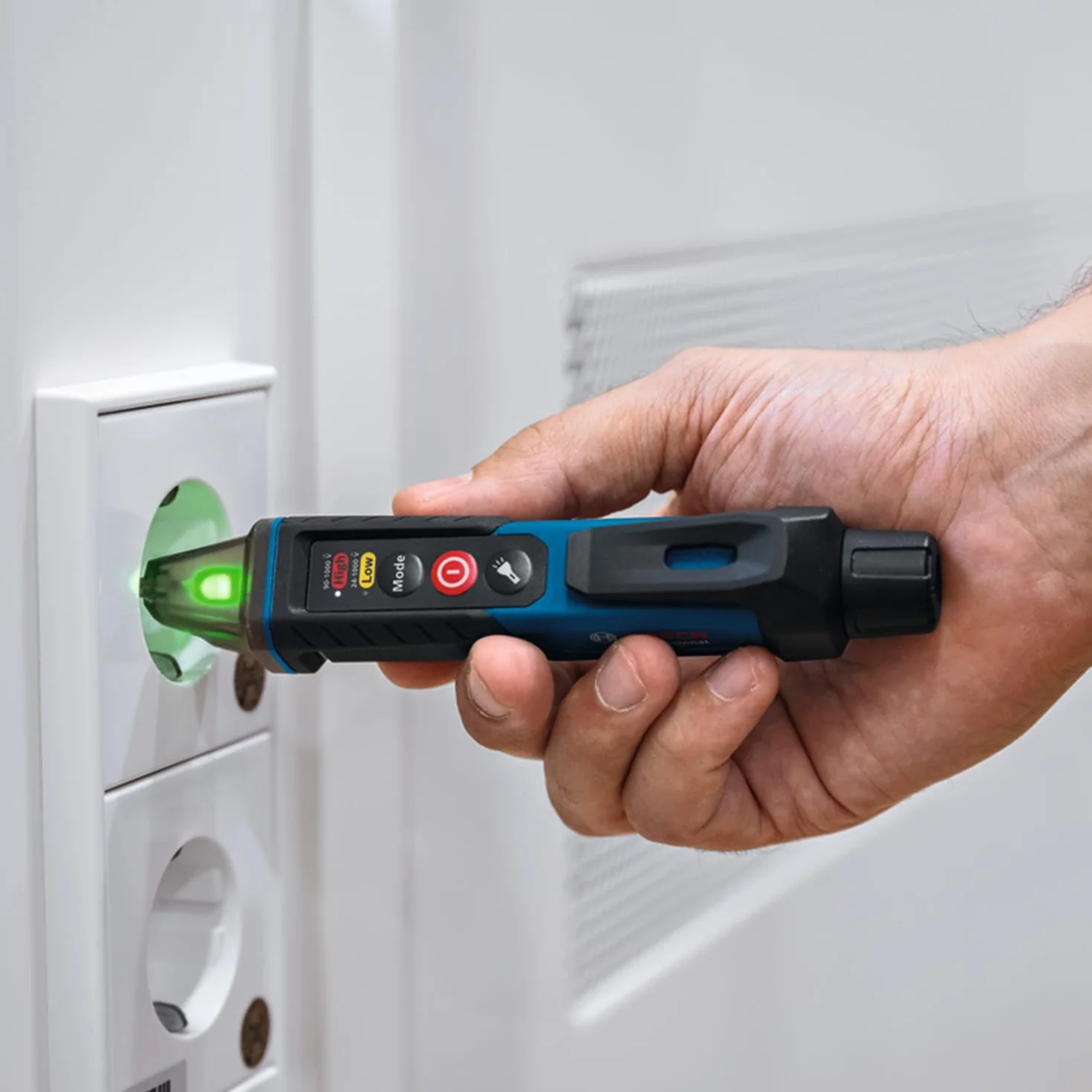 Bosch Professional Tester elektryczny GVD 1000-17 (bezdotykowe wykrywanie napięcia, IP67, podwójny zakres 24-1000V AC, zintegrowana latarka, zaczep do paska, CAT IV 1000V)