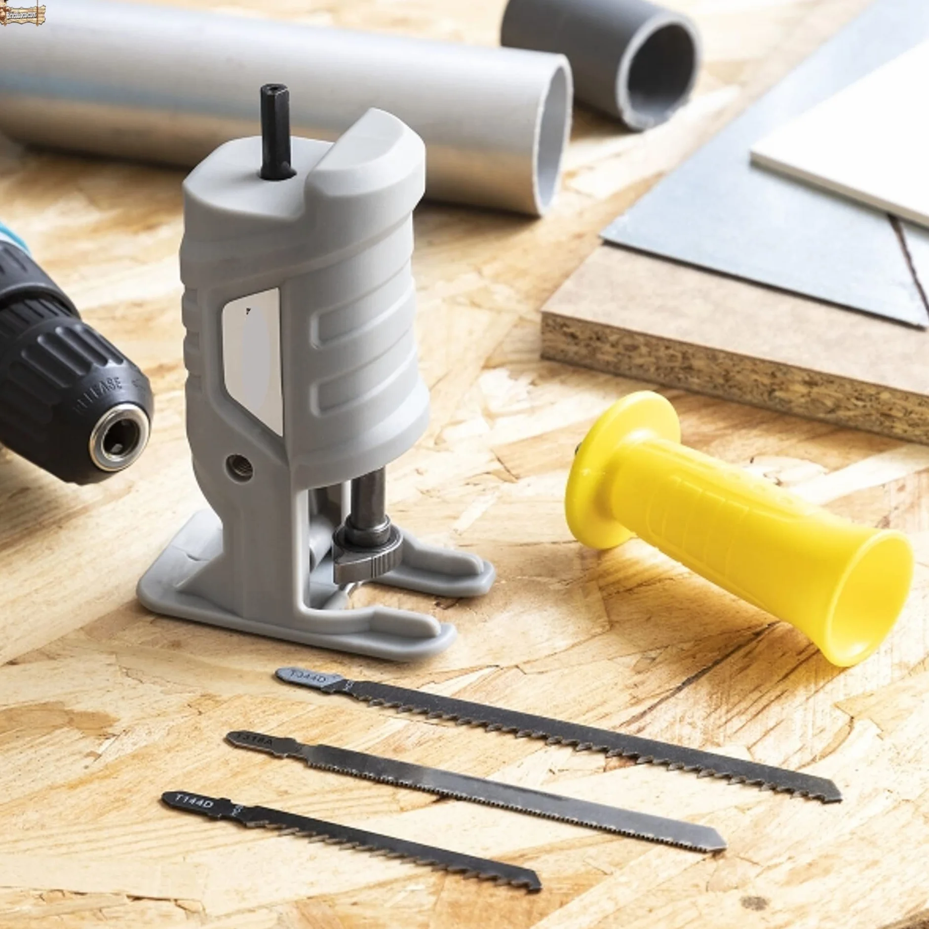 BricoLoco.com Akcesoria do wiertarki adapter wyrzynarki. Zamień wiertło w maszynkę. Zawiera trzy rodzaje arkuszy do PVC, metalu i drewna.