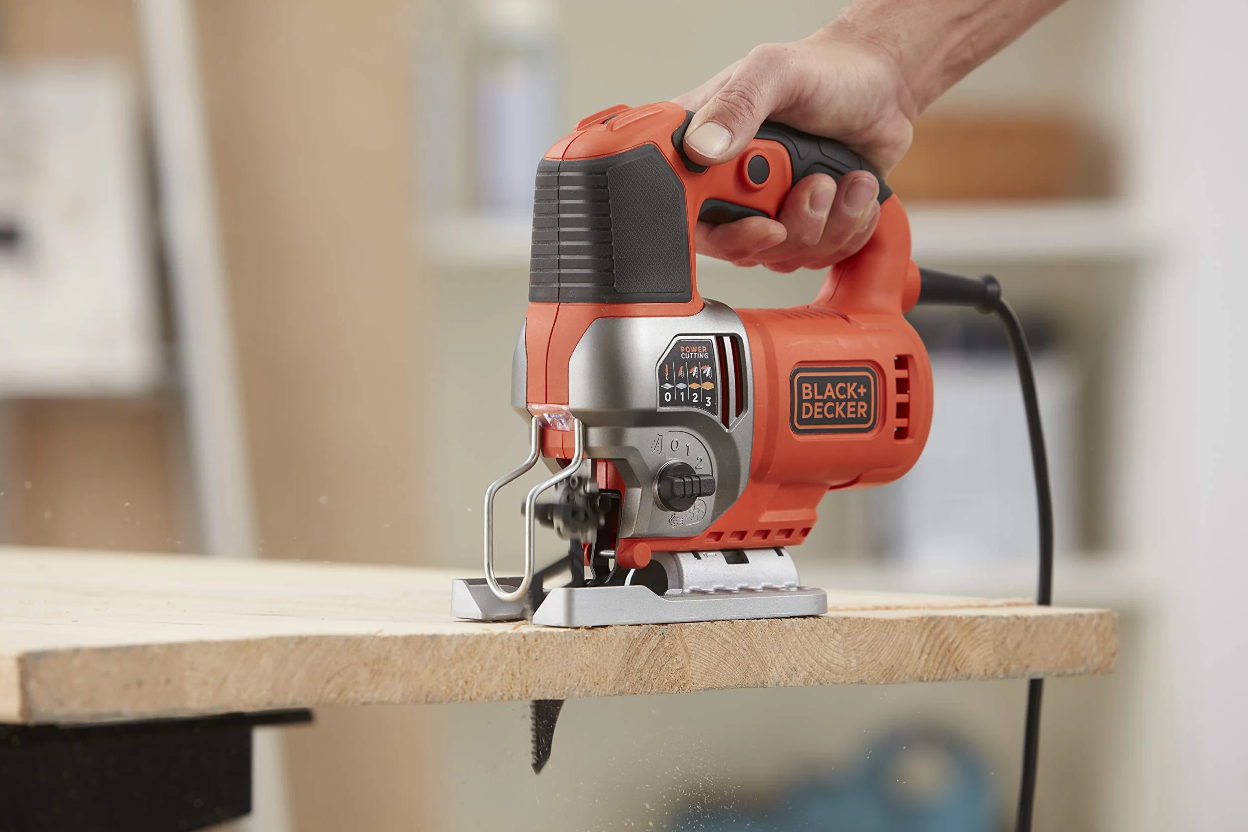 Black + Decker Elektroniczna wyrzynarka wahadłowa (650 W, 3 poziomy skoku, zmienna liczba skoków, głowica piły z odlewu ciśnieniowego, urządzenie do odsysania pyłu, do cięcia prostych, krzywych i skośnych) Bes610
