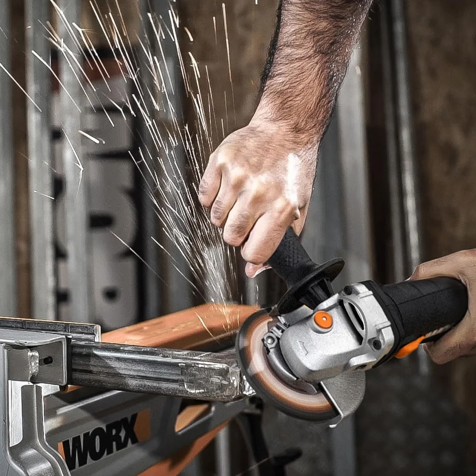 WORX WX717 szlifierka kątowa 750 W – prędkość obrotowa biegu jałowego 11000/min – średnica tarczy 115 mm – większy komfort użytkowania dzięki dodatkowemu uchwytowi – trwała i odporna