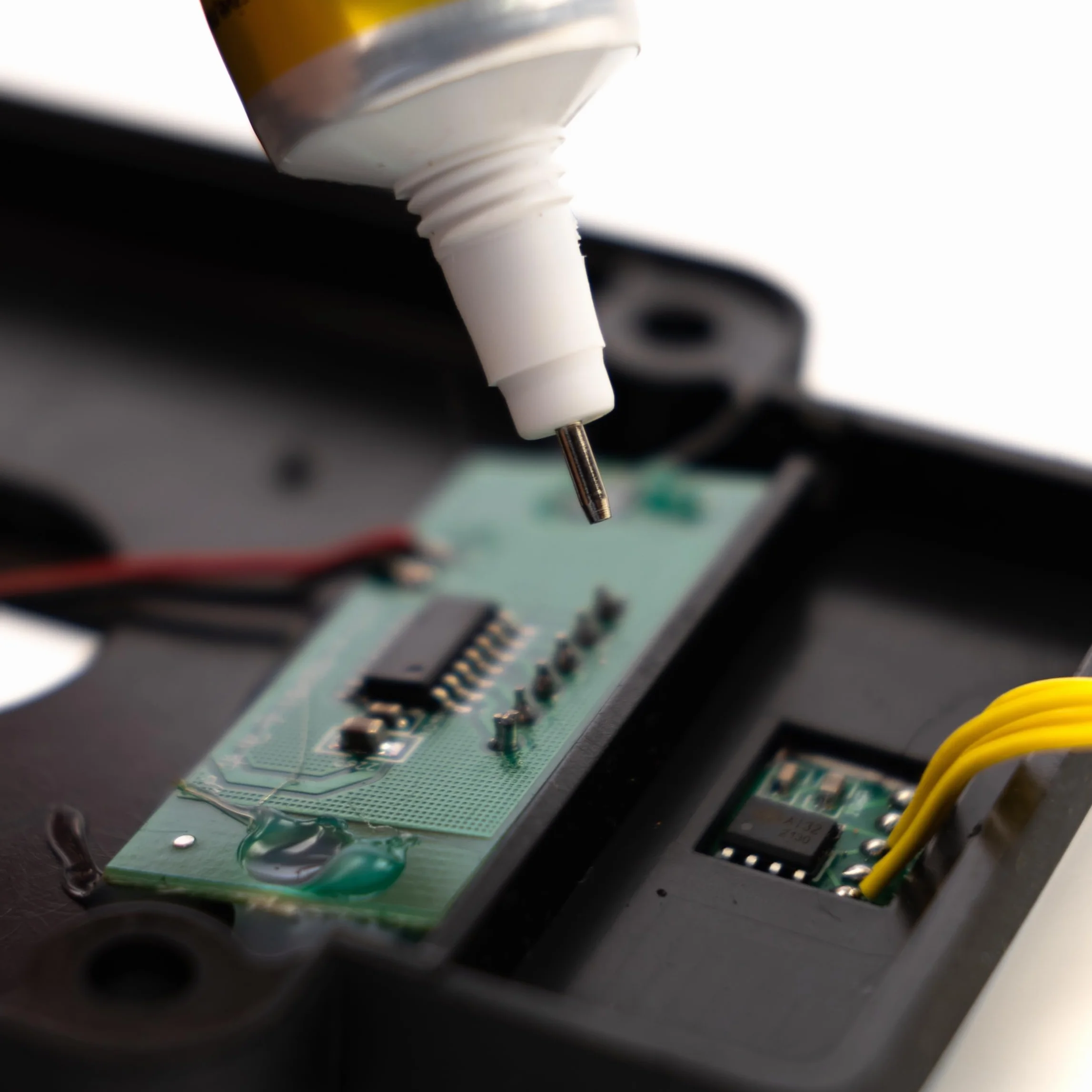 E-8000 – uniwersalny klej, 15 ml, półprzezroczysty, twardość 70-85A, utwardzanie 3-8 godzin, naprawa elektroniki, biżuterii i modelarstwa, klej