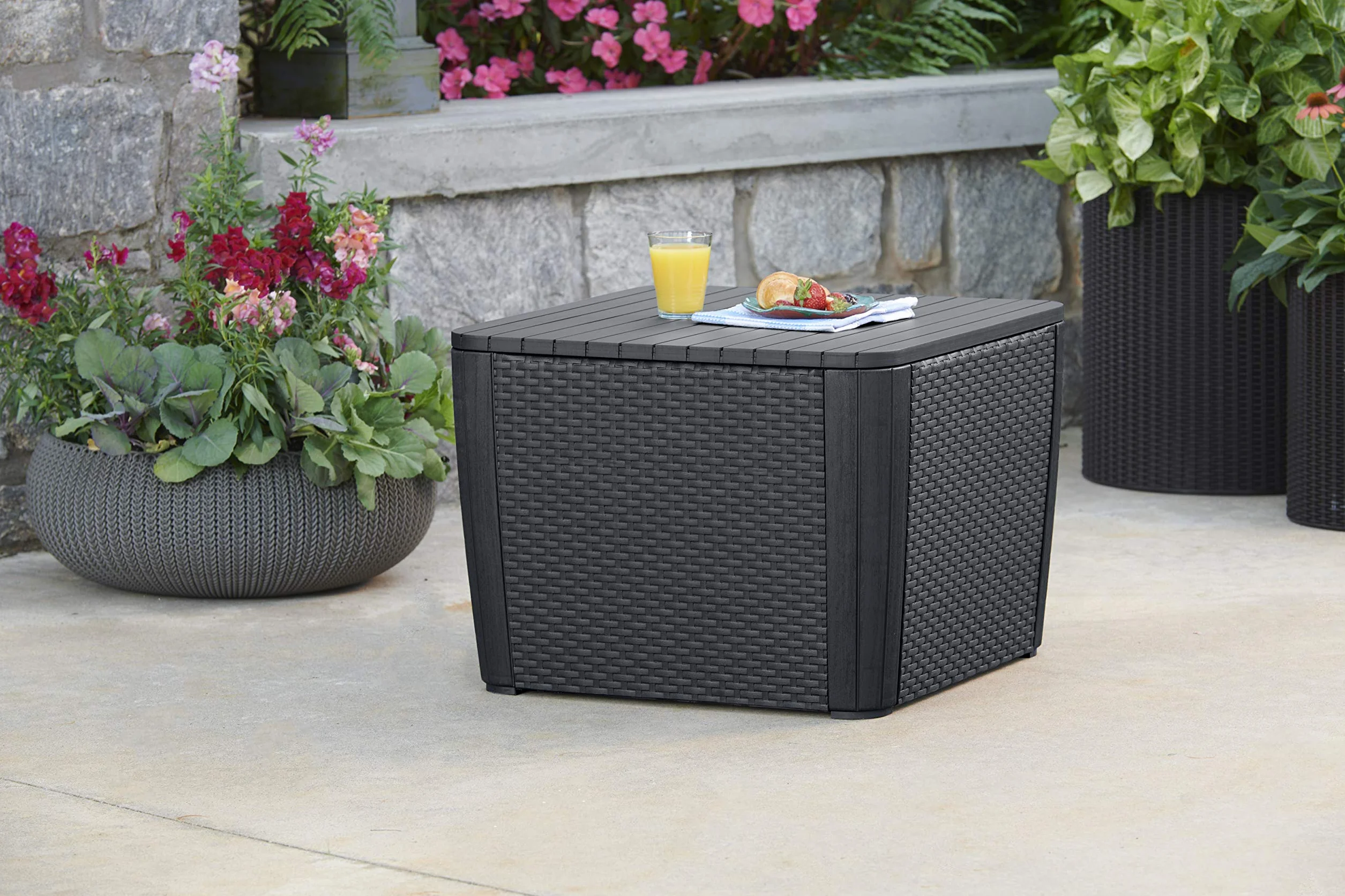 Allibert by Keter stół ogrodowy Luzon Plus płaski wiatrak, grafitowy, zdejmowana pokrywa, z miejscem do przechowywania, tworzywo sztuczne, płaski wygląd rattanu, odporny na warunki atmosferyczne