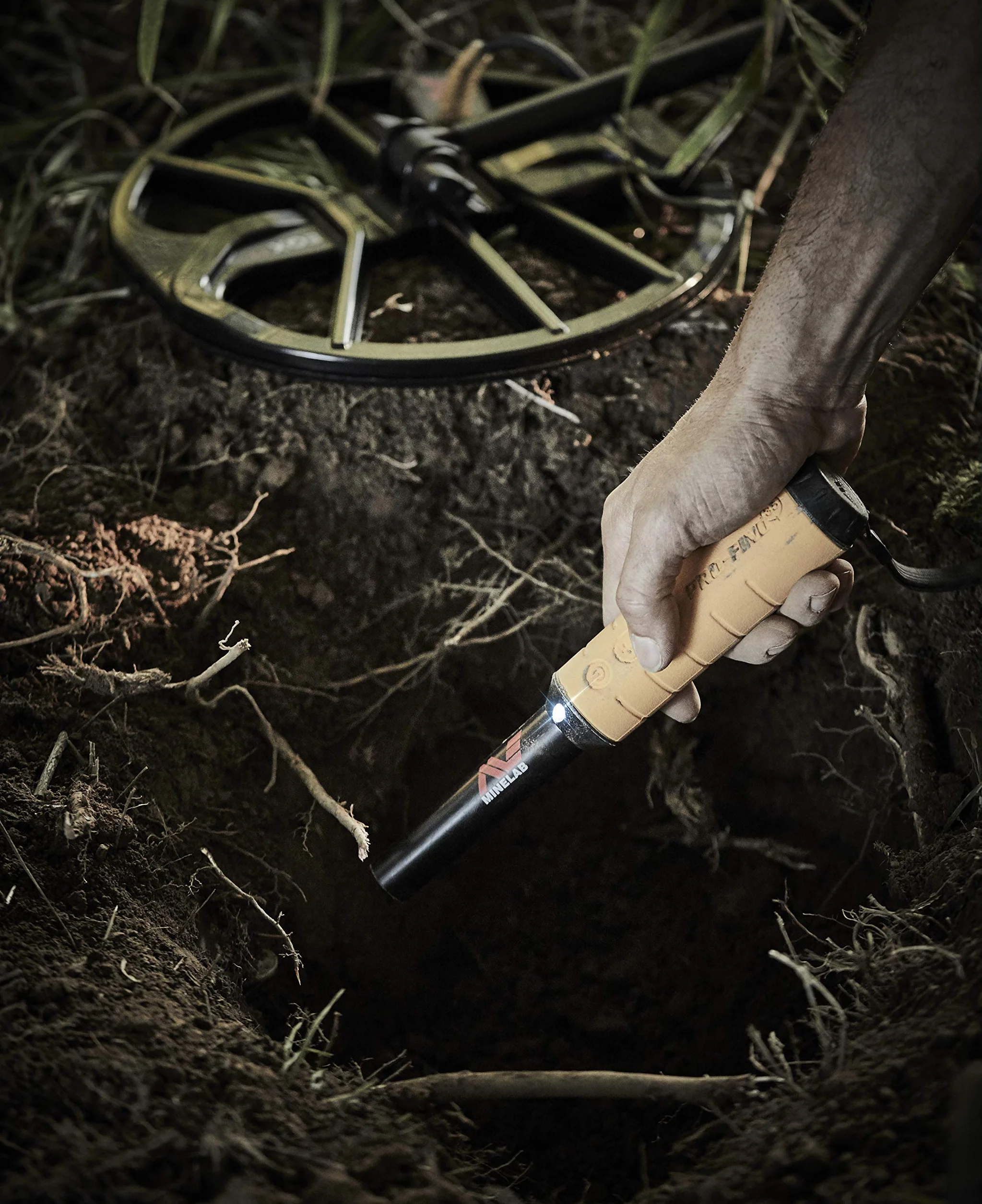 Minelab Wodoodporny wykrywacz metalu Pinpointer dla ekspertów z identyfikatorem tonu i regulowaną czułością (wbudowana latarka, kabura i smycz w zestawie) (PRO-FIND 35)