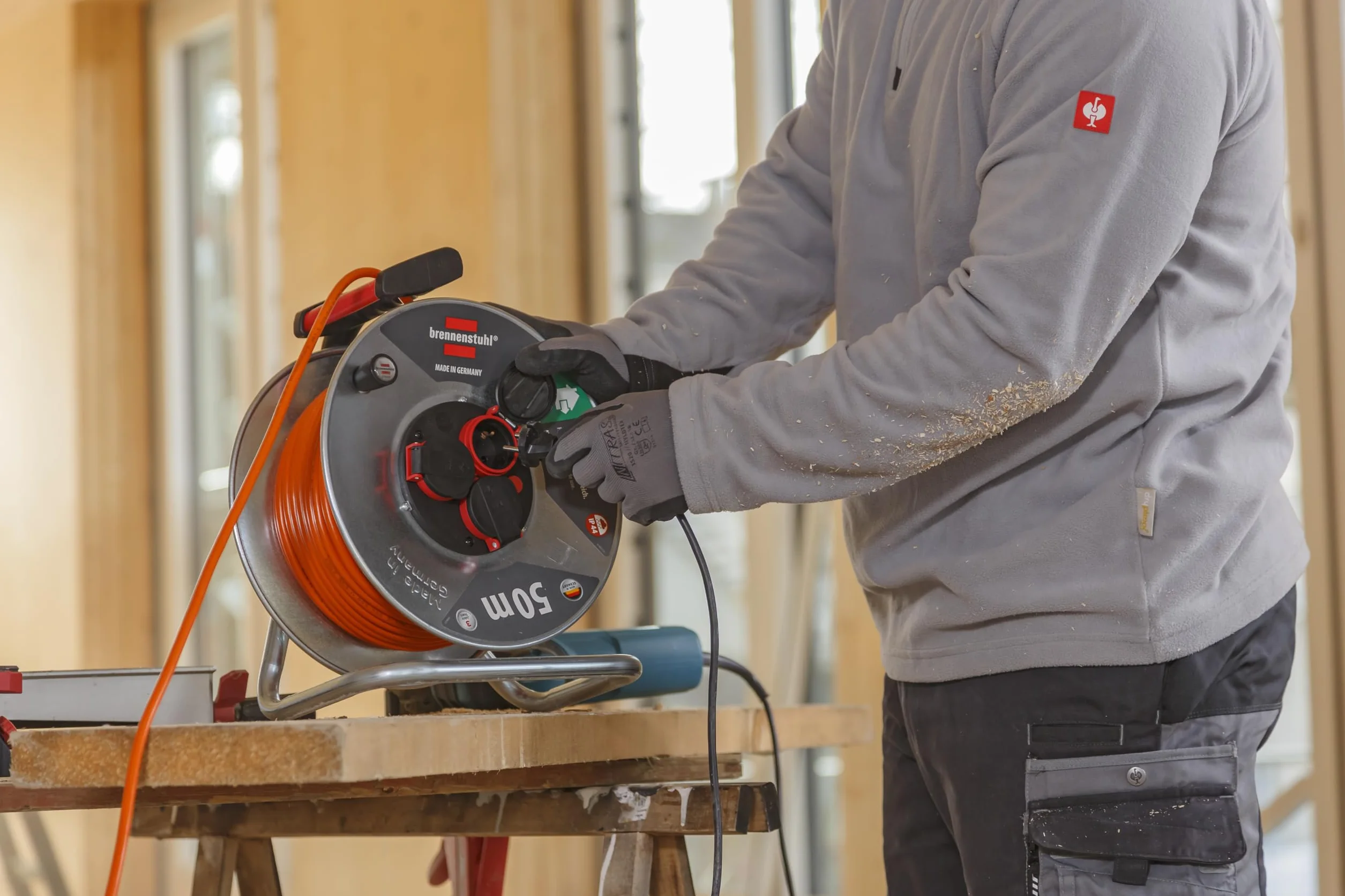 Brennenstuhl Garant S V2 IP44 bęben kablowy 50 m, do użytku na zewnątrz, certyfikat TÜV-Süd (wyprodukowano w Niemczech, kabel w kolorze sygnałowym, pomarańczowy, blacha stalowa, krótkotrwałe