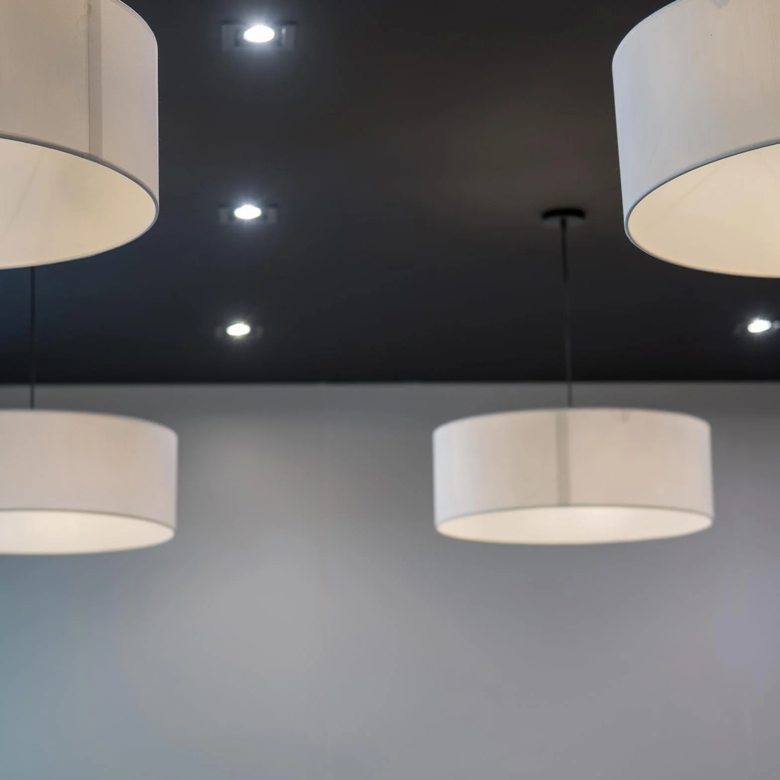 PATIKIL E26/E27 gniazdo środkowe z 4 żarówkami, 1 sztuka uchwyt cokołu lampy do żarówki E26/E27, kolor czarny