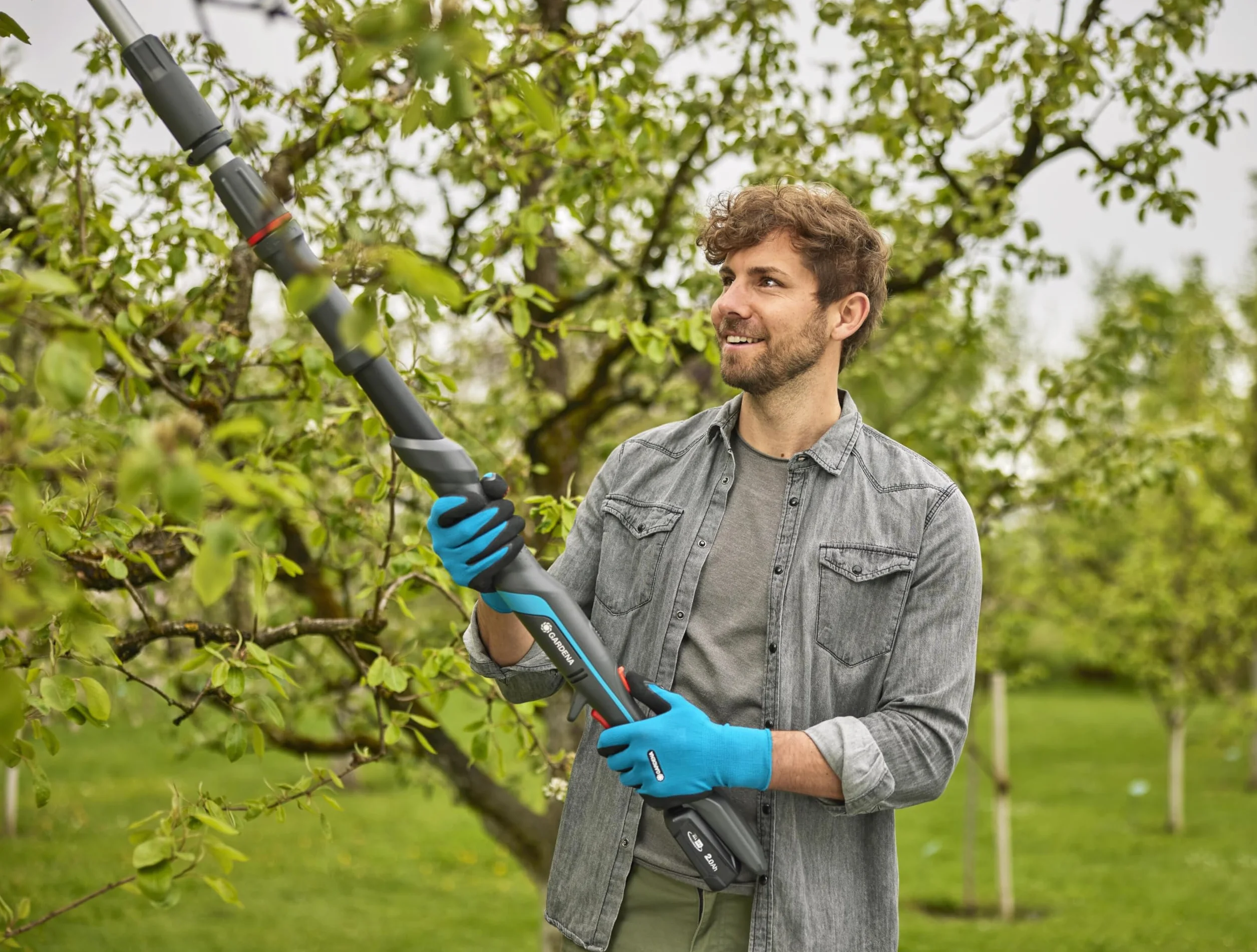 Gardena HighCut 250/18V P4A Akumulatorowe teleskopowe nożyce do gałęzi 4 m Stalowe ostrza Obrotowa głowica tnąca
