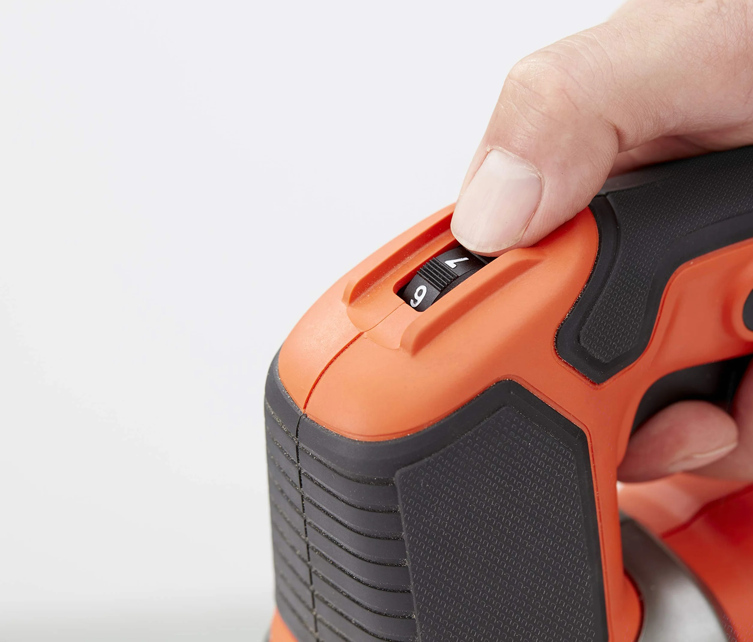 Black + Decker Elektroniczna wyrzynarka wahadłowa (650 W, 3 poziomy skoku, zmienna liczba skoków, głowica piły z odlewu ciśnieniowego, urządzenie do odsysania pyłu, do cięcia prostych, krzywych i skośnych) Bes610