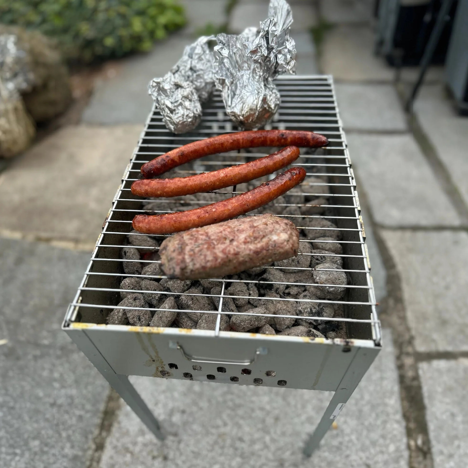 Mangal grill na szpikulce 50 x 30 x 50 cm z 6 szpikulcami ze stali nierdzewnej i rusztem