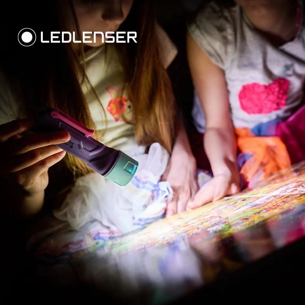 Ledlenser KidBEAM4 latarka dla dzieci, 4 kolory LED AAA latarka zasilana bateriami, lekka 72 g, z klipsem kieszonkowym, funkcja automatycznego wyłączania, doskonała do czytania, biwakowania i zabawy