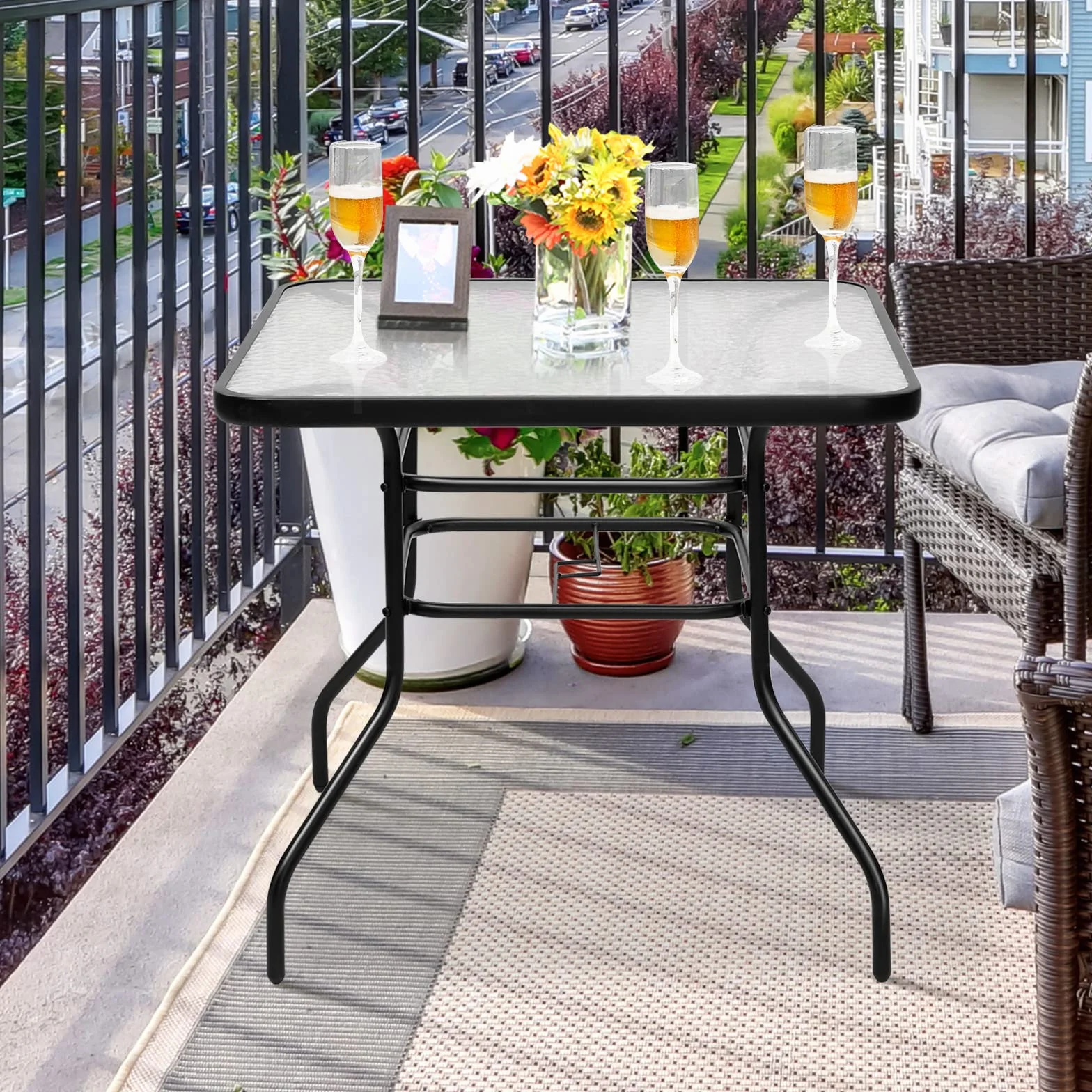 GIANTEX Stół ogrodowy, stół balkonowy z otworem na parasole i szklanym blatem, stolik kawowy, stół do salonu, stolik szklany, na balkon, taras, do ogrodu (1, kwadratowy)