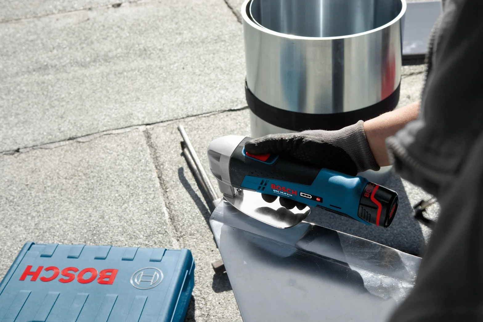 Bosch Professional system 12V: akumulatorowe nożyce do blachy GSC 12V-13 (prędkość skokowa bez obciążenia 3 600 min–1, klucz sześciokątny)