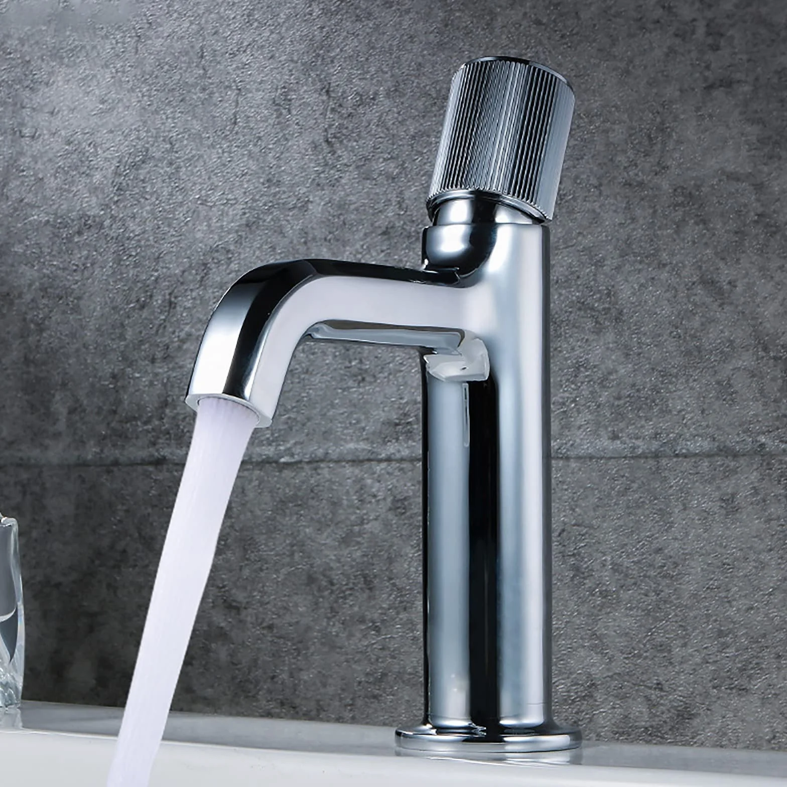 Bateria łazienkowa, chromowany mosiężny kran mieszający z ciepłą i zimną wodą, bateria umywalkowa z pojedynczym uchwytem, montowany na blacie, nowoczesny design do umywalki, trwały i stylowy