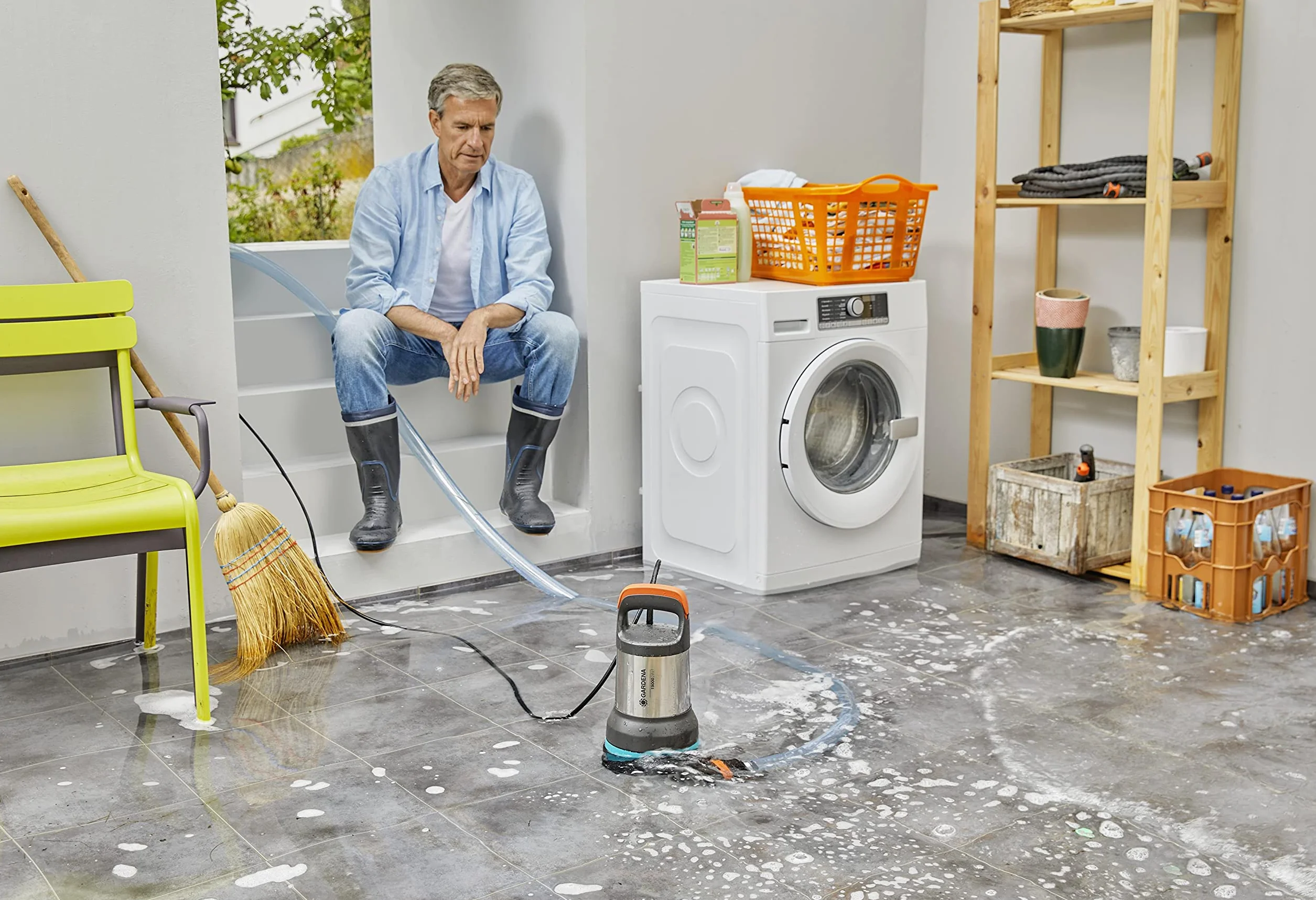 Gardena pompa zanurzeniowa do wody czystej/brudnej 15000: Kombinowana pompa odwadniająca o wydajności 15 000 l/h, odsysanie płaskie do 1 mm i wielkości ziarna 35 mm, 550 W (09048-20)