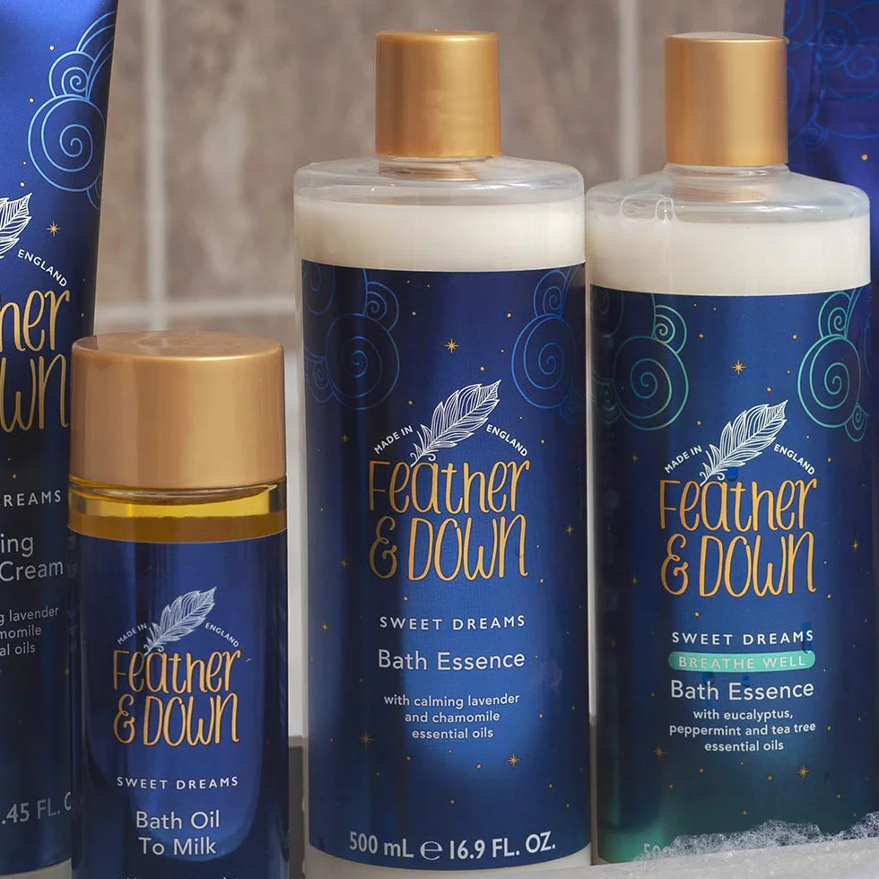 Feather & Down Esencja kąpielowa Sweet Dream (500 ml) – z uspokajającymi olejkami eterycznymi z lawendy i rumianku. Przyczynia się do przygotowania do spokojnego odpoczynku w nocy.