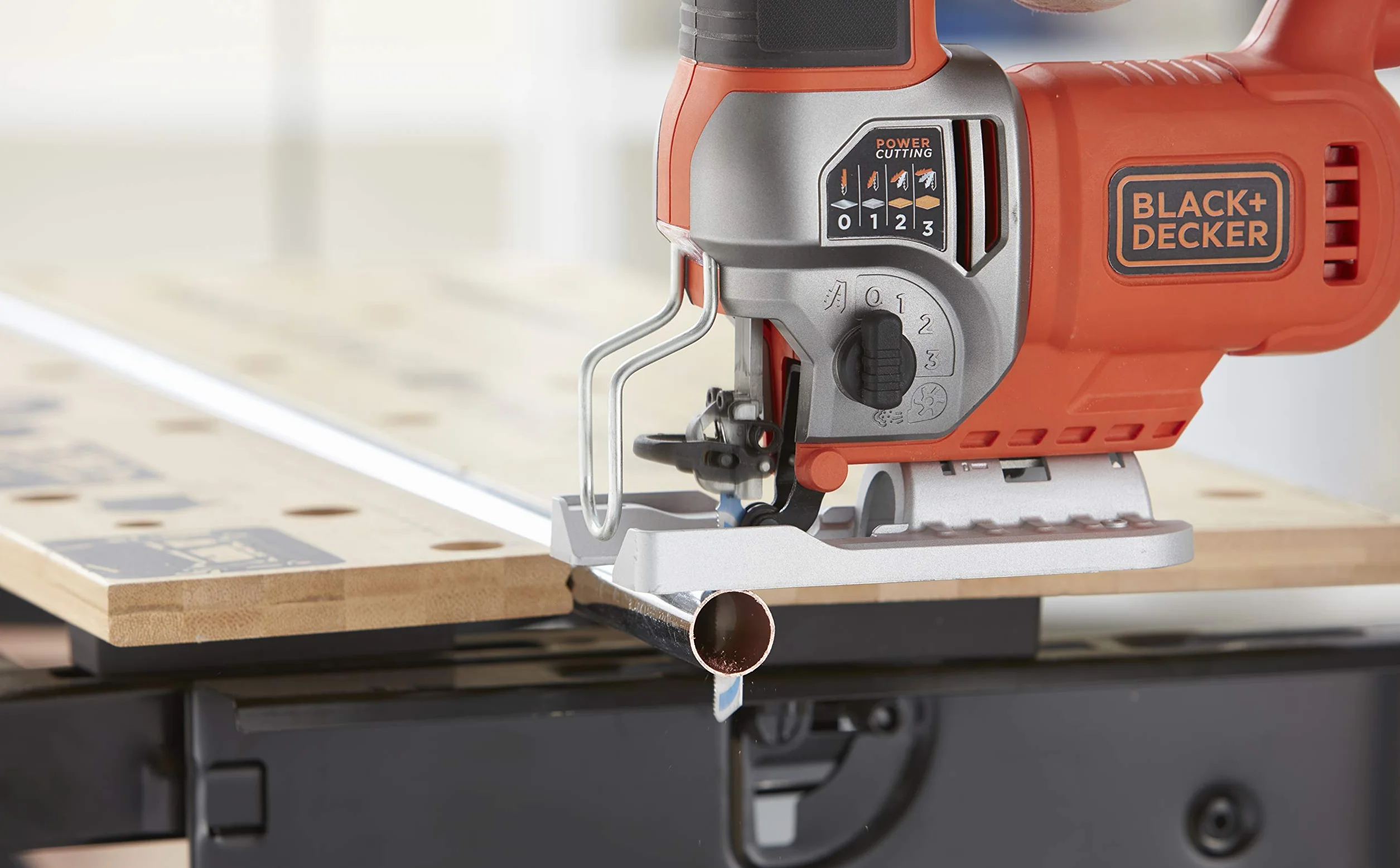 Black + Decker Elektroniczna wyrzynarka wahadłowa (650 W, 3 poziomy skoku, zmienna liczba skoków, głowica piły z odlewu ciśnieniowego, urządzenie do odsysania pyłu, do cięcia prostych, krzywych i skośnych) Bes610