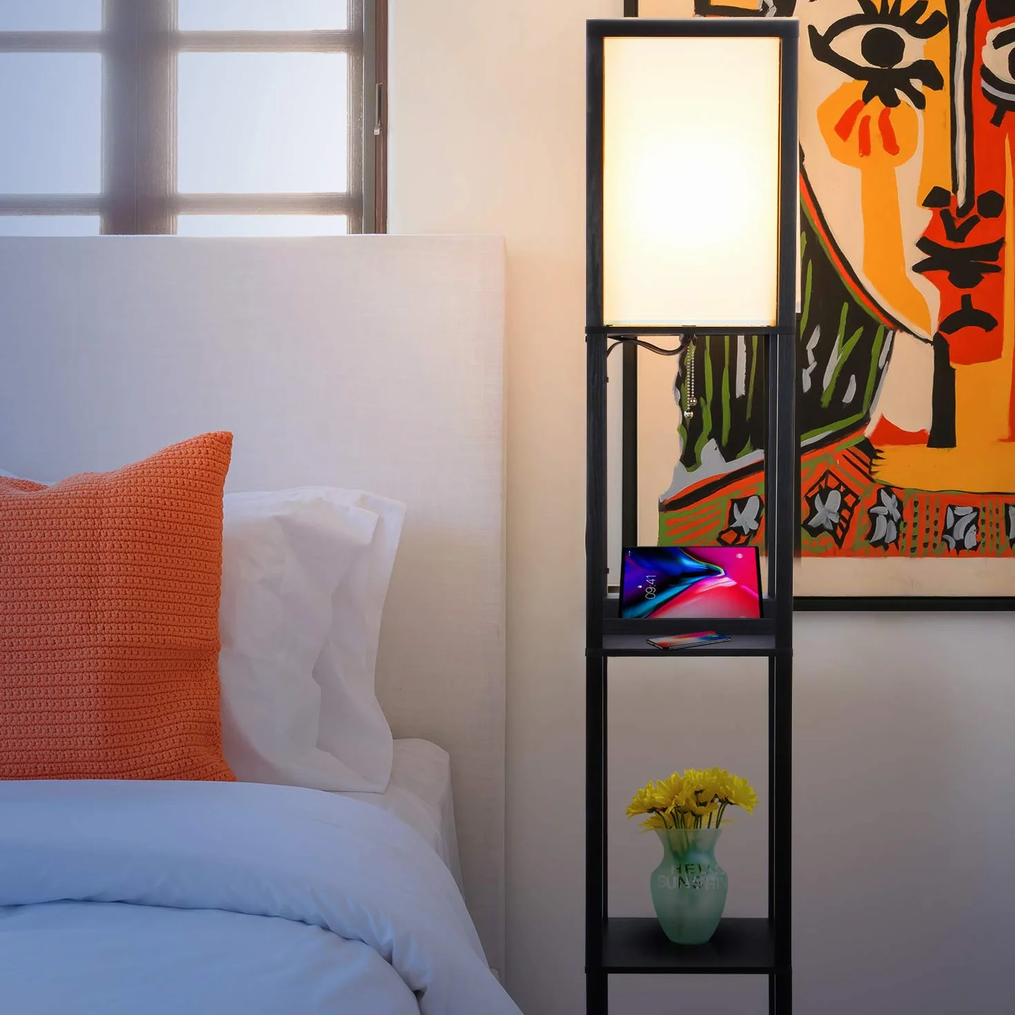 Brightech Maxwell Shelf lampa stojąca z bezprzewodową stacją ładującą, złączem USB i gniazdkiem, do biura i salonu, nowoczesna, wąska lampka nocna i wieżowa, czarna