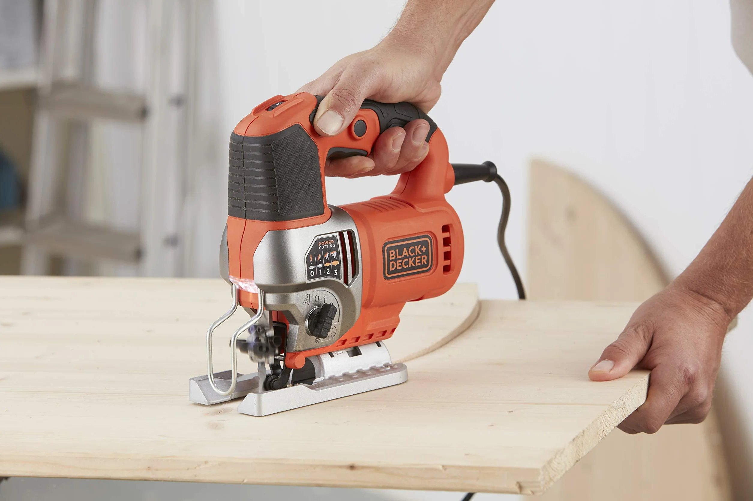 Black + Decker Elektroniczna wyrzynarka wahadłowa (650 W, 3 poziomy skoku, zmienna liczba skoków, głowica piły z odlewu ciśnieniowego, urządzenie do odsysania pyłu, do cięcia prostych, krzywych i skośnych) Bes610