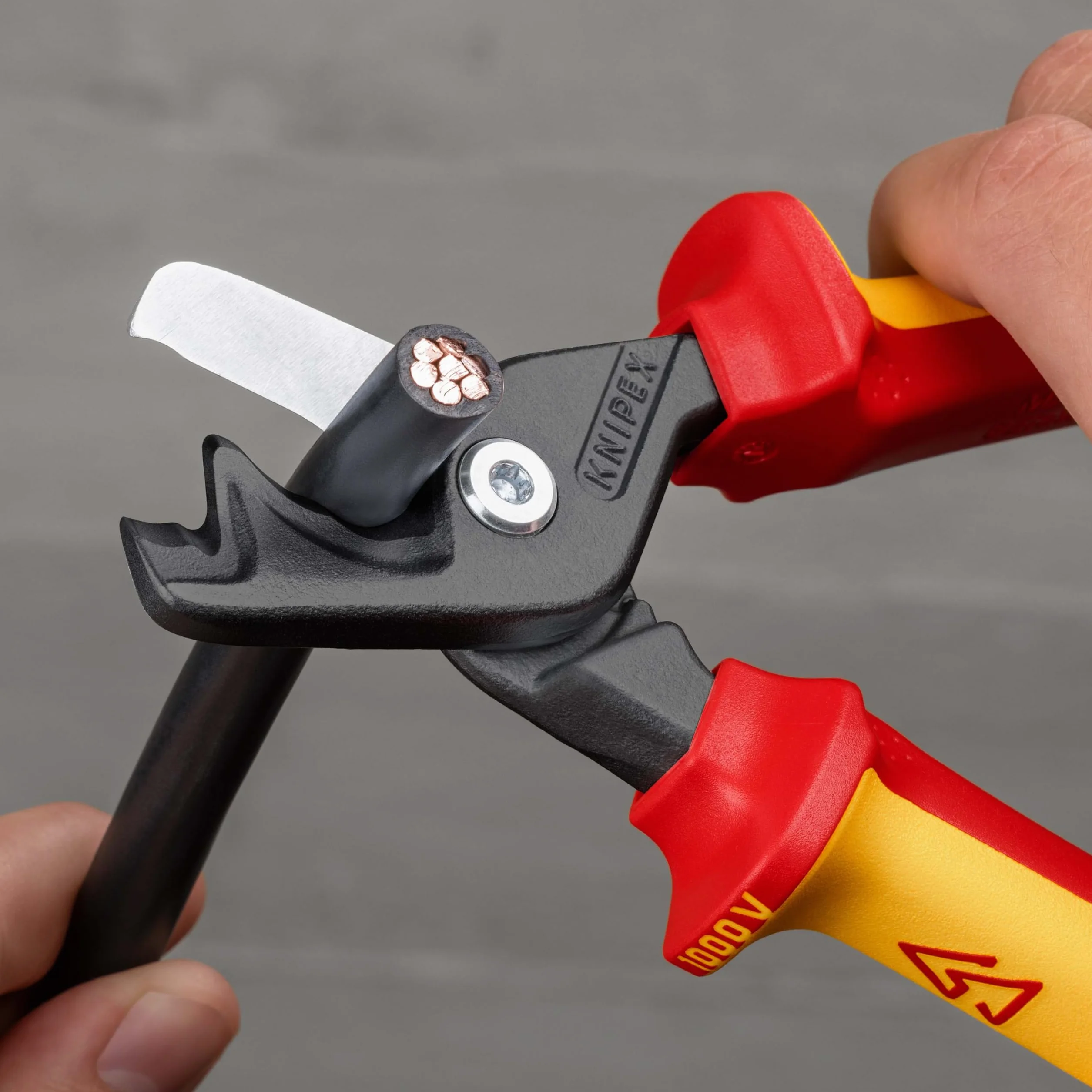 KNIPEX StepCut XL Nożyce do kabli ze stopniowanymi krawędziami tnącymi rękojeść dwukomponentowa izolowana wg VDE 225 mm, 95 18 225