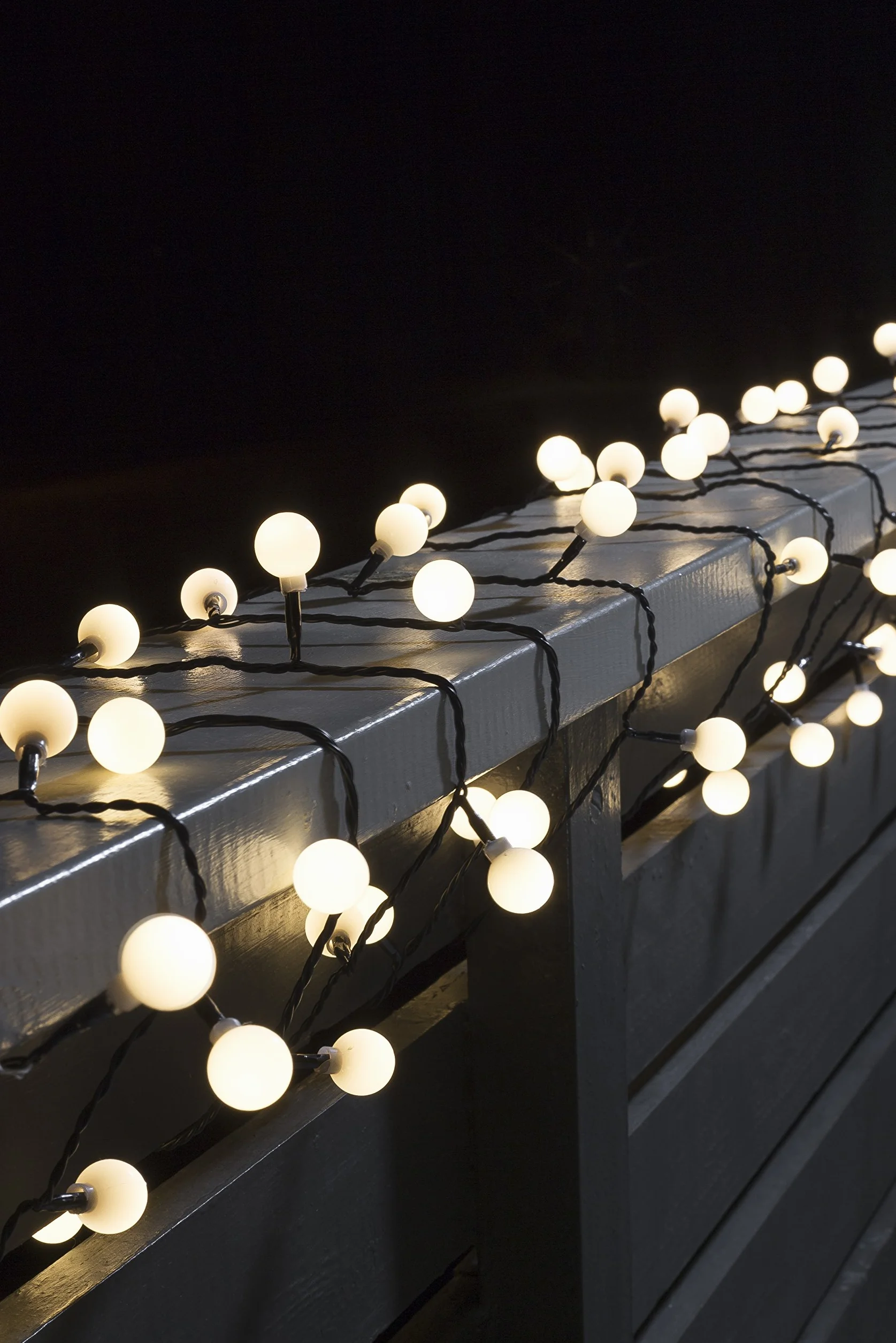 Konstsmide 3696-107 łańcuch świetlny LED, duże okrągłe diody, 80 diod w kolorze ciepłej bieli, transformator zewnętrzny 24 V, czarny kabel